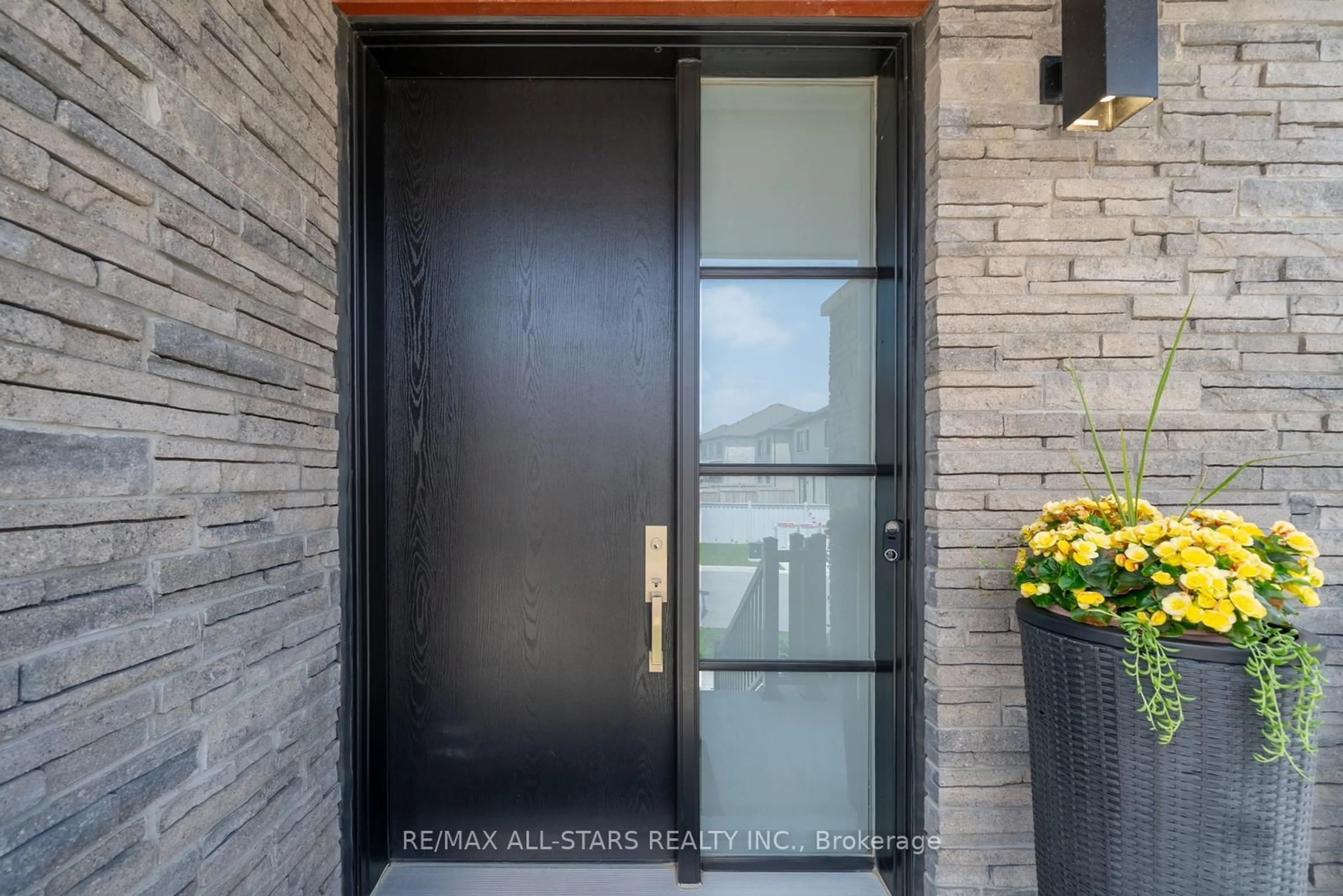 Indoor entryway for 76 Boundary Blvd, Whitchurch-Stouffville Ontario L4A 4W2