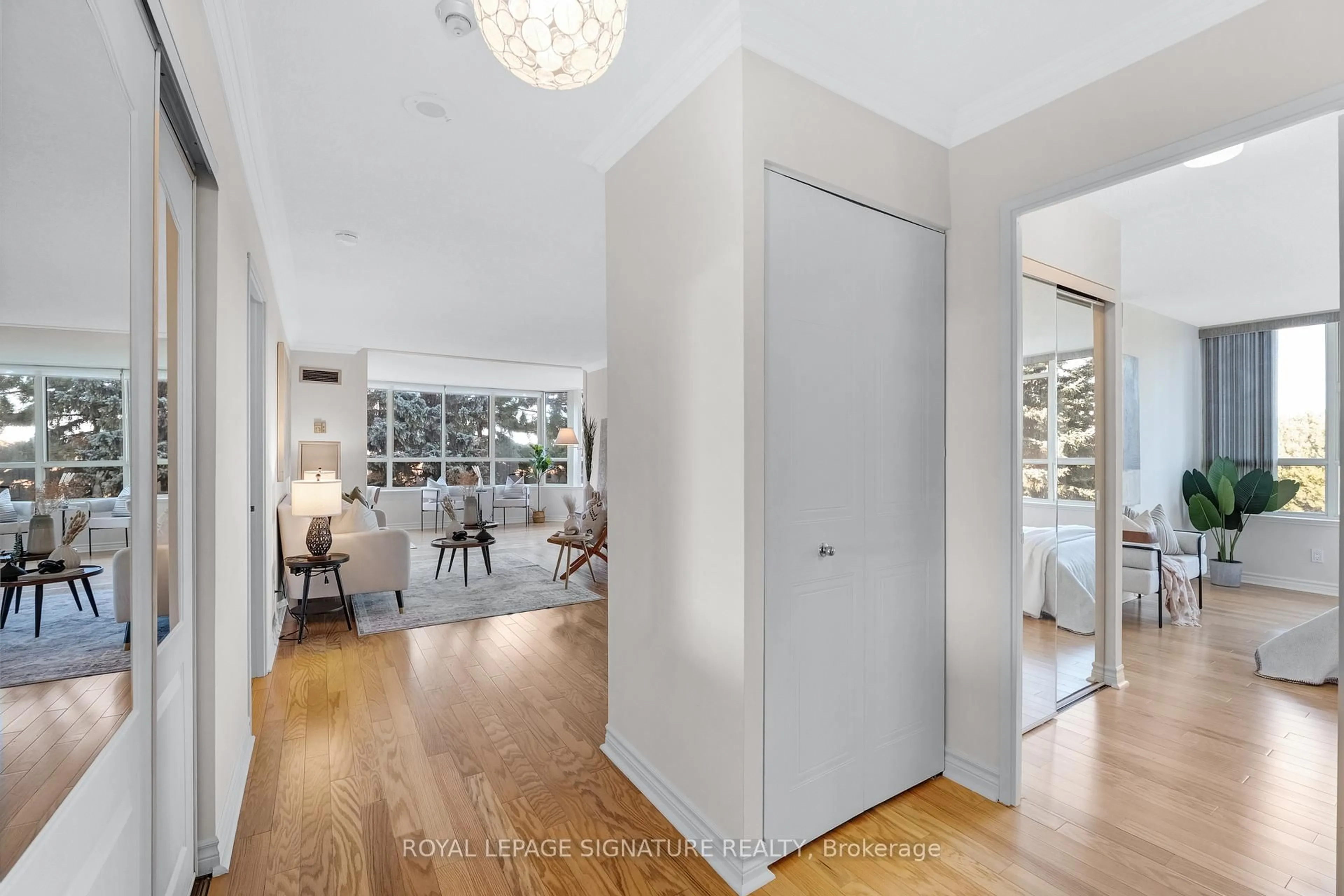 Indoor entryway for 33 Weldrick Rd #303, Richmond Hill Ontario L4C 8W4