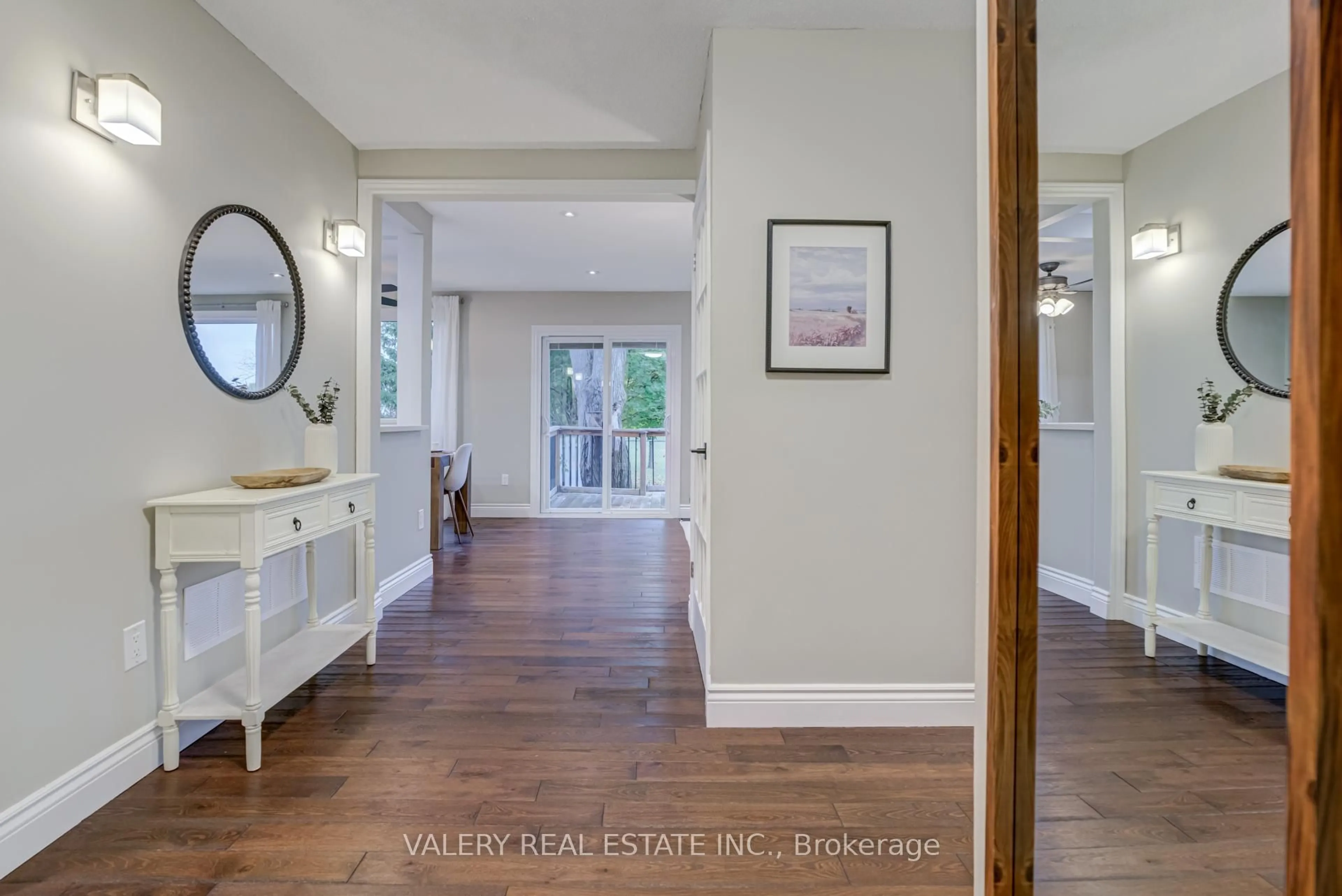 Indoor entryway for 482 Sandford St, Newmarket Ontario L3Y 4S7