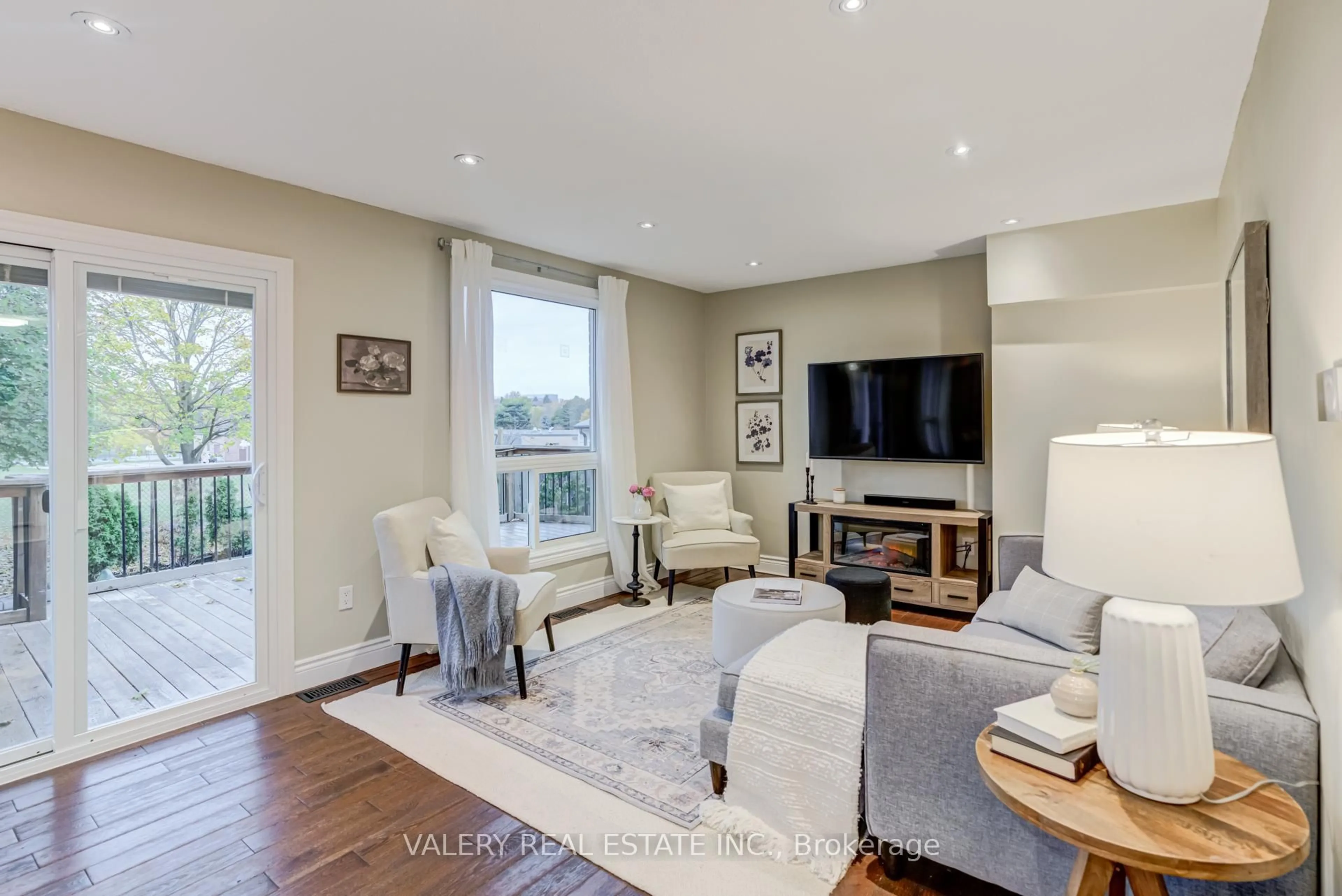 Living room with furniture, unknown for 482 Sandford St, Newmarket Ontario L3Y 4S7