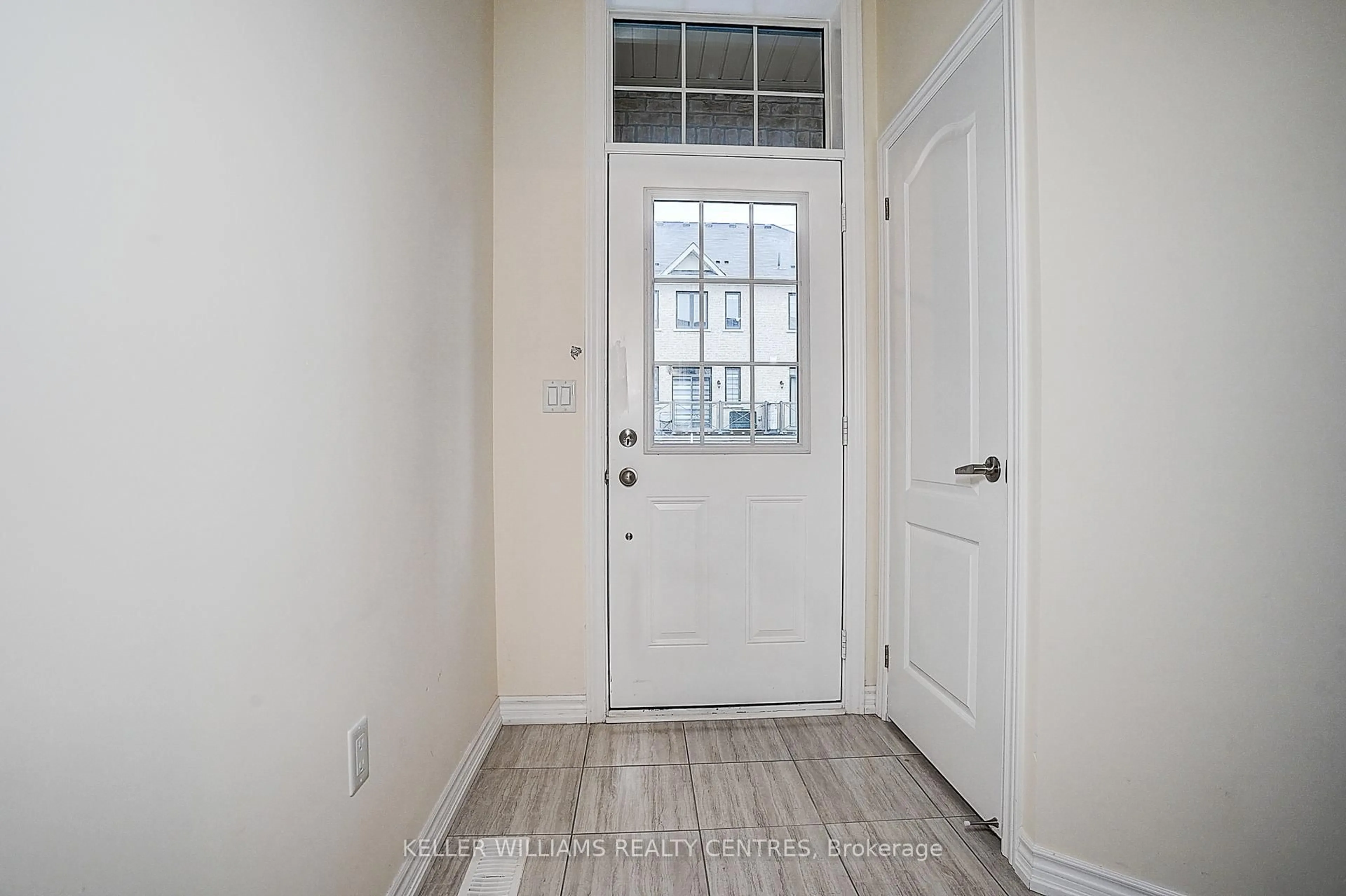 Indoor entryway for 41 Milbourne Lane, Richmond Hill Ontario L4E 1G4
