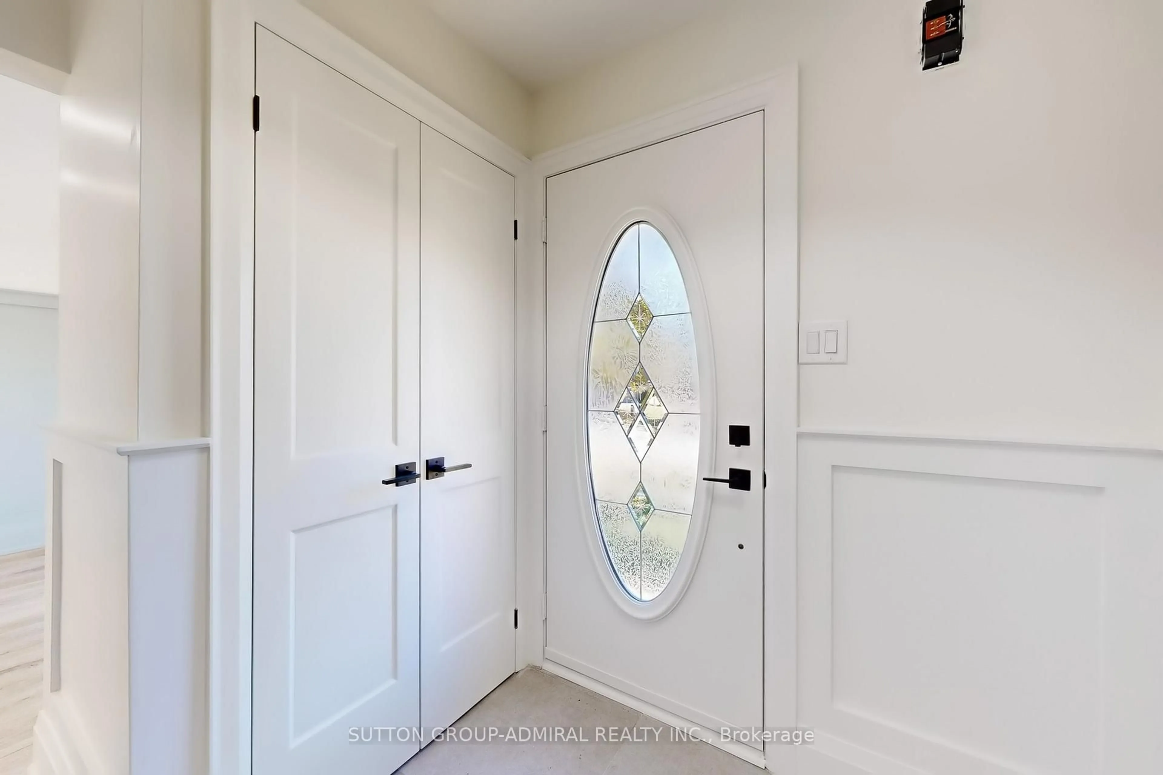 Indoor entryway for 2213 Chalmers Cres, Innisfil Ontario L9S 1Y6