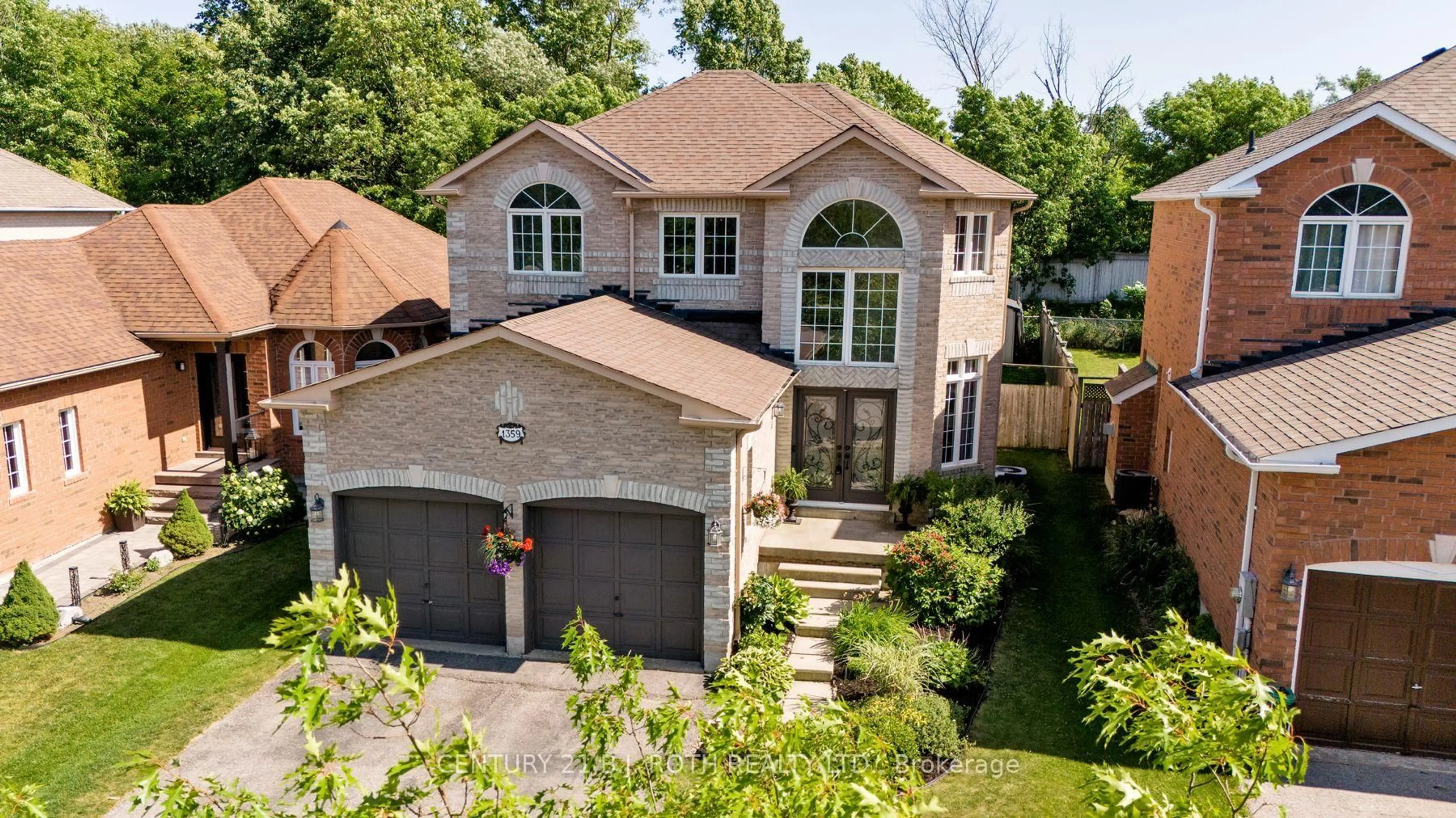 A pic from outside/outdoor area/front of a property/back of a property/a pic from drone, street for 1359 Forest St, Innisfil Ontario L9S 1Z9