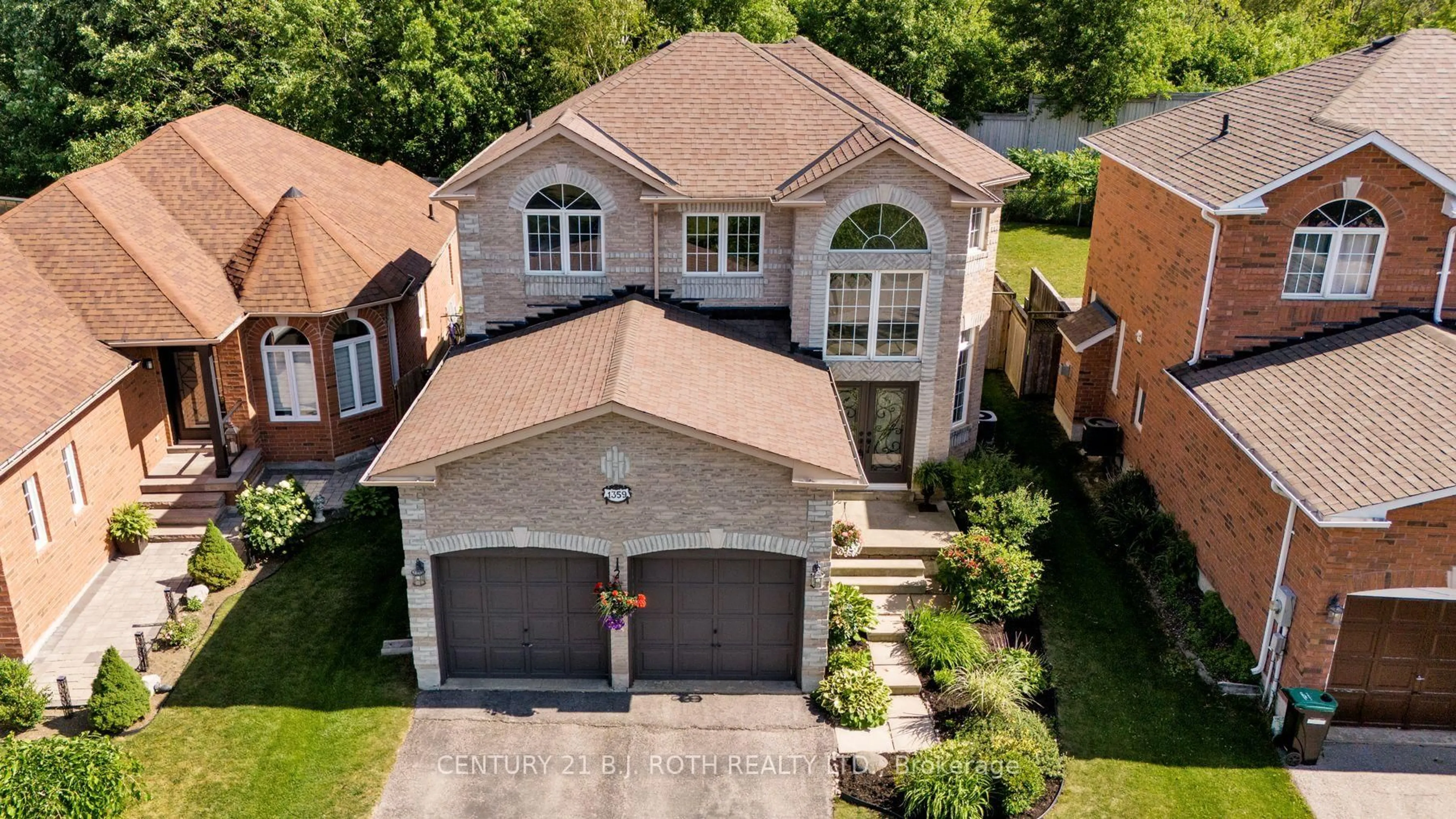 A pic from outside/outdoor area/front of a property/back of a property/a pic from drone, street for 1359 Forest St, Innisfil Ontario L9S 1Z9