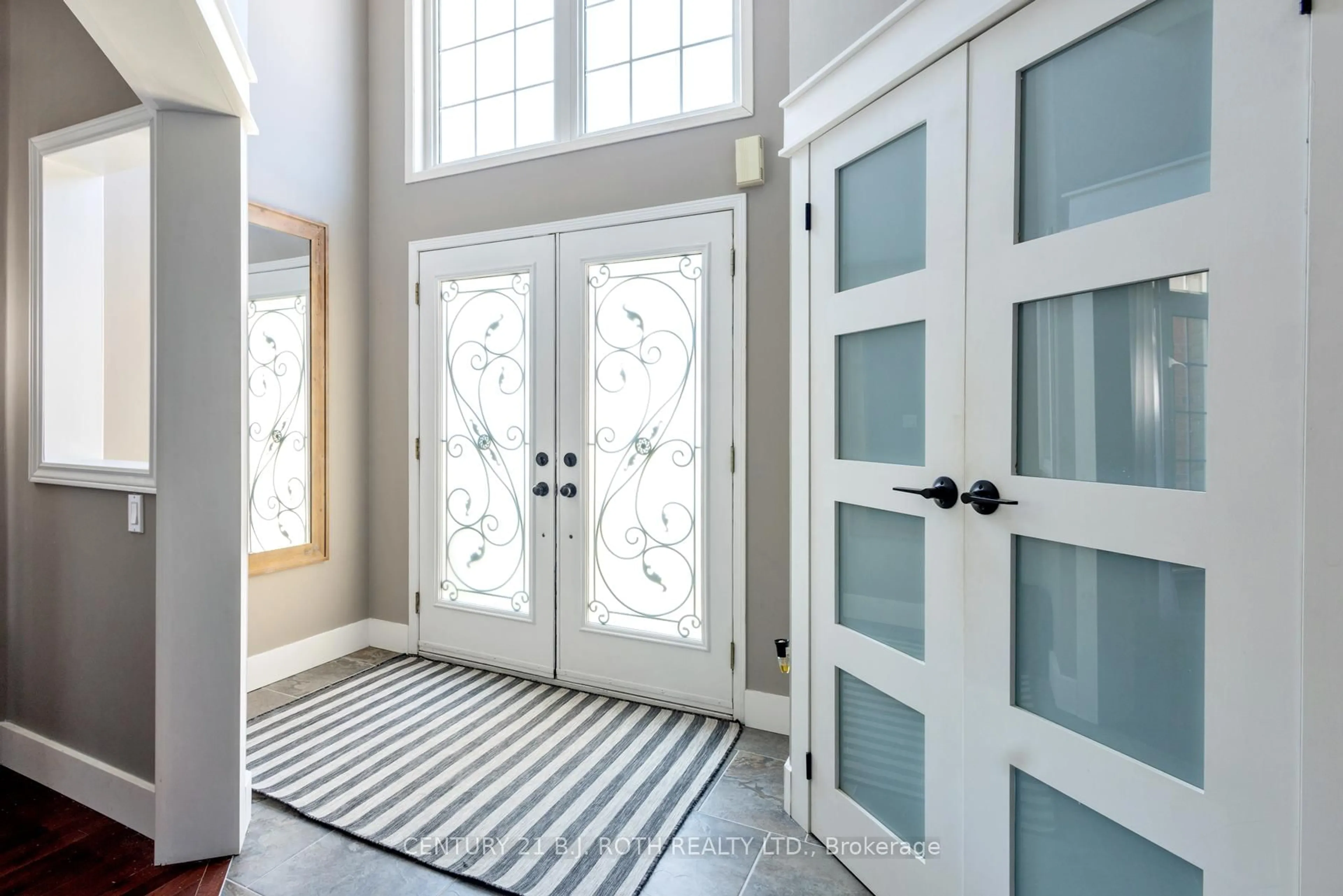 Indoor entryway for 1359 Forest St, Innisfil Ontario L9S 1Z9