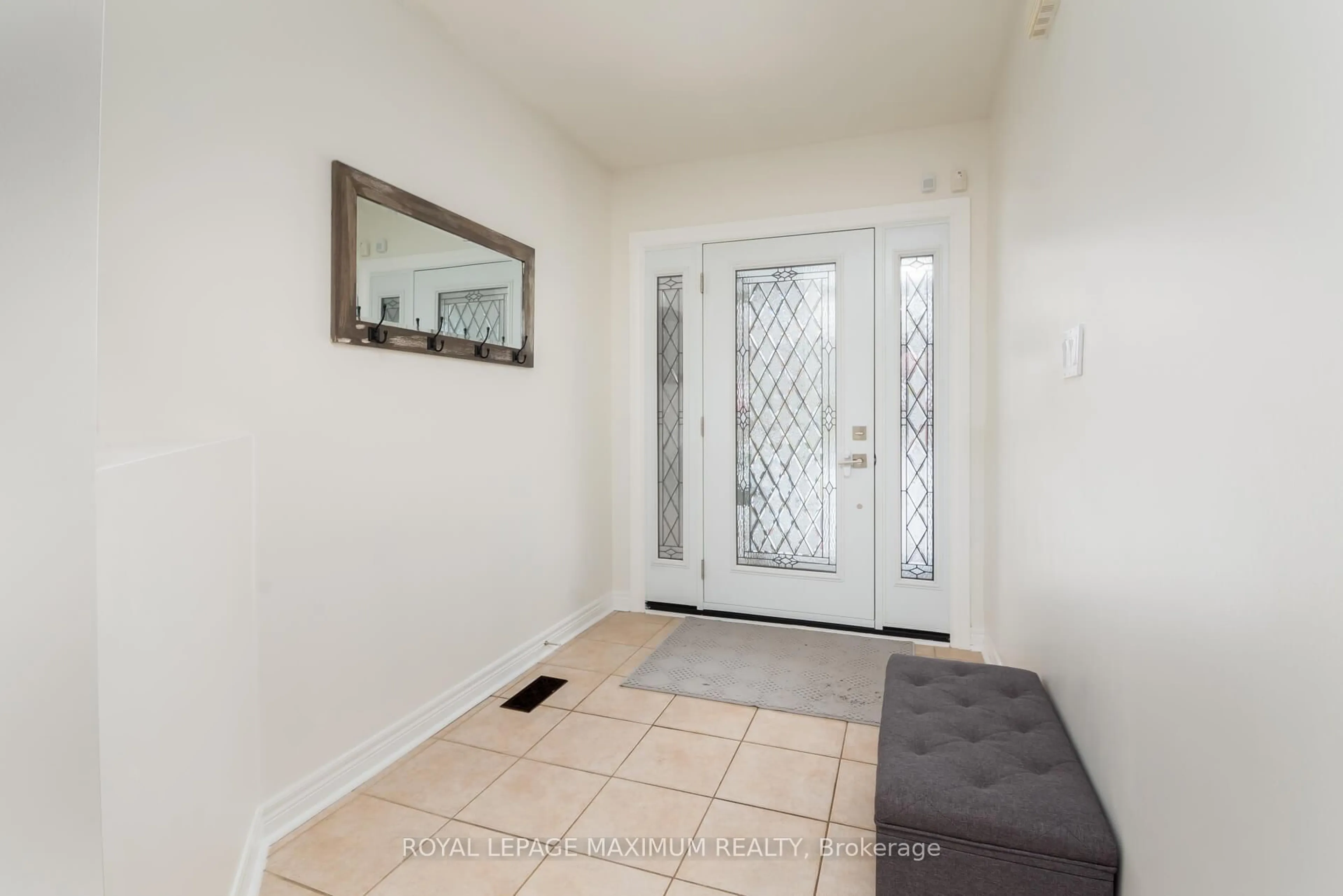 Indoor entryway for 179 Warwick Cres, Newmarket Ontario L3X 2S3