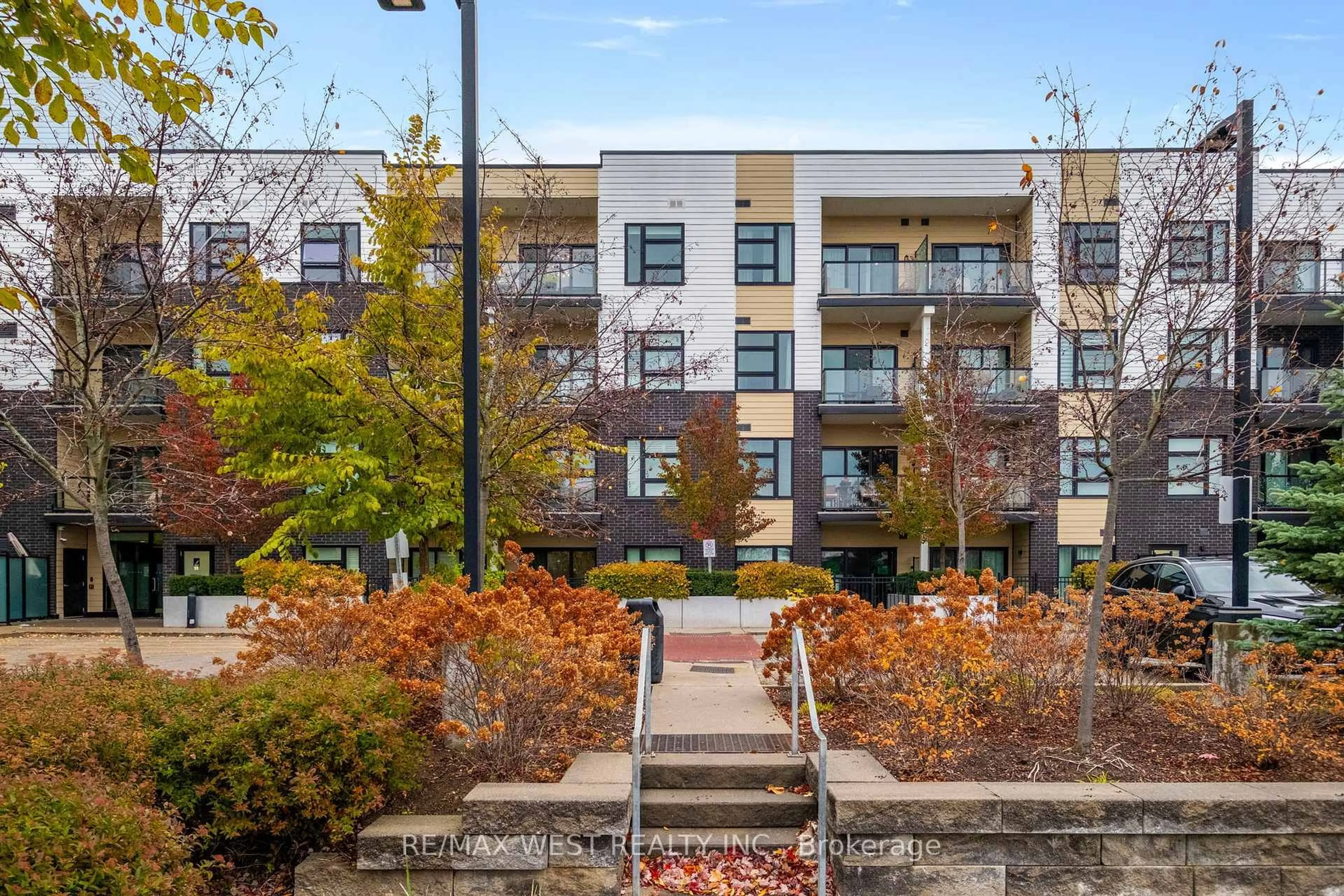 Patio, street for 555 William Graham Dr #326, Aurora Ontario L4G 3L1