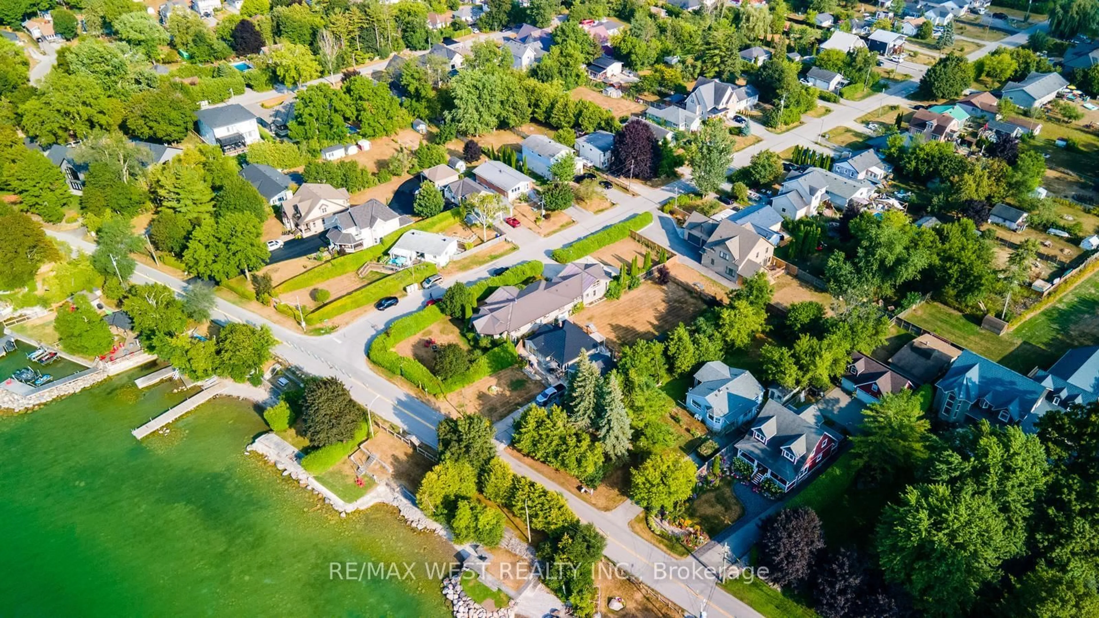 A pic from outside/outdoor area/front of a property/back of a property/a pic from drone, street for 523 Lake Dr, Georgina Ontario L0E 1S0
