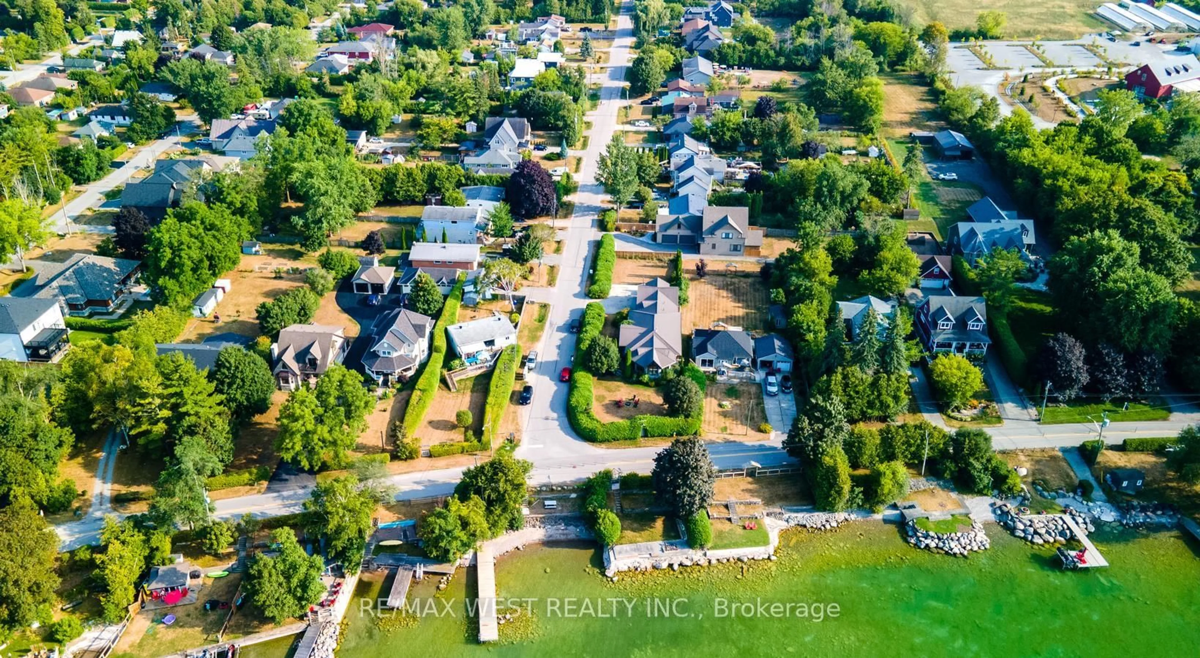 A pic from outside/outdoor area/front of a property/back of a property/a pic from drone, street for 523 Lake Dr, Georgina Ontario L0E 1S0
