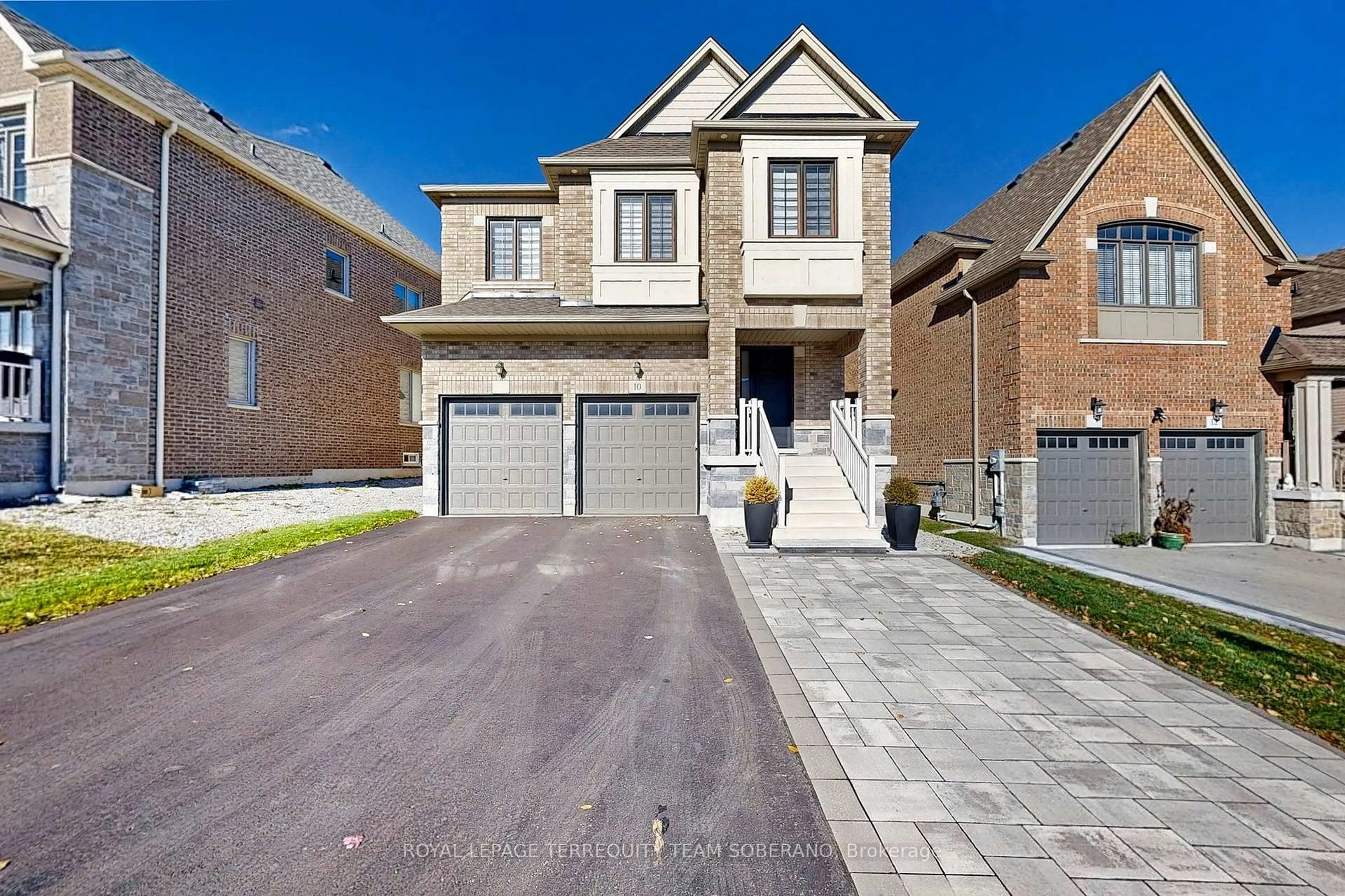 Home with brick exterior material, street for 10 Hydrangea Hllw, East Gwillimbury Ontario L9N 0T3