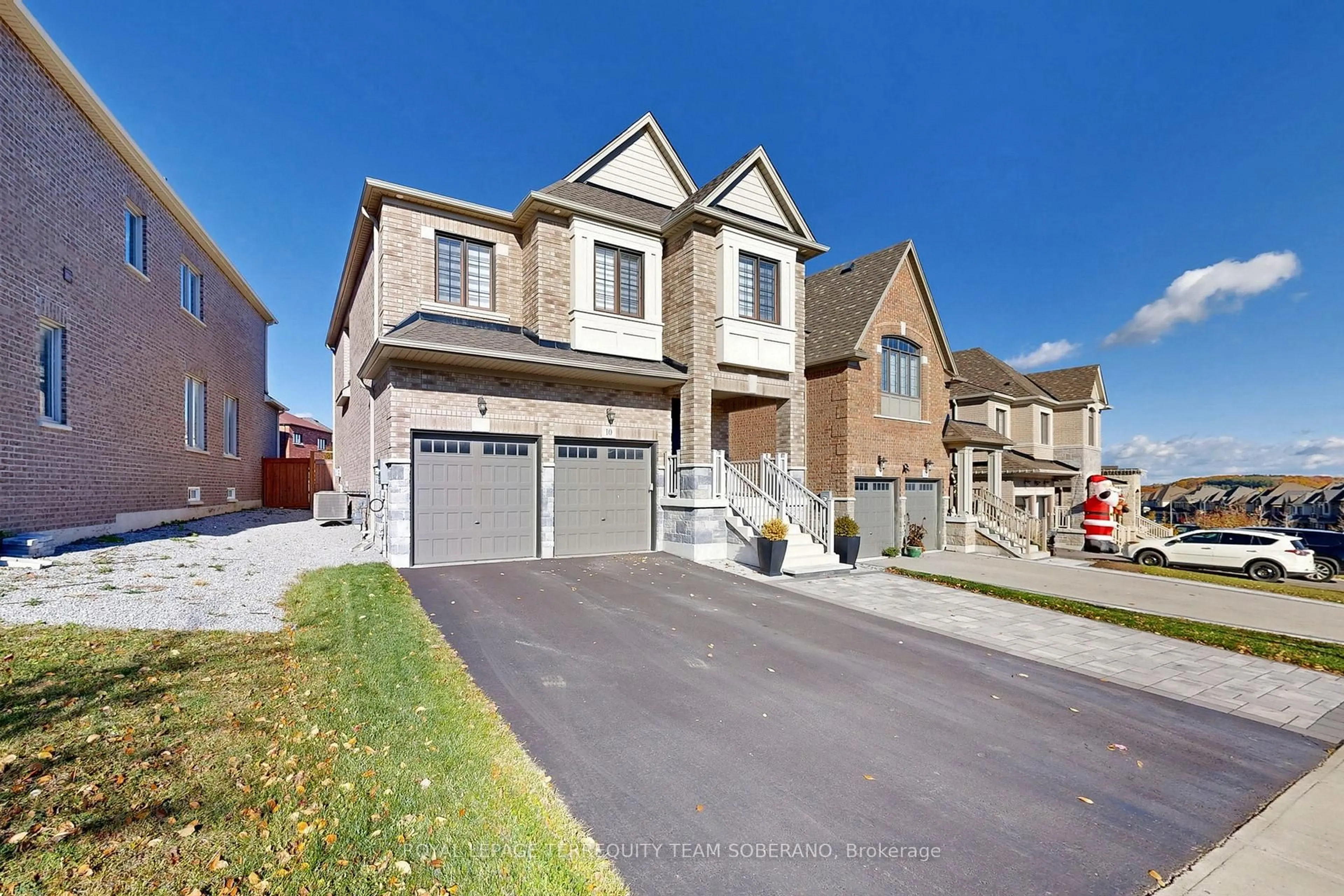 Home with brick exterior material, street for 10 Hydrangea Hllw, East Gwillimbury Ontario L9N 0T3