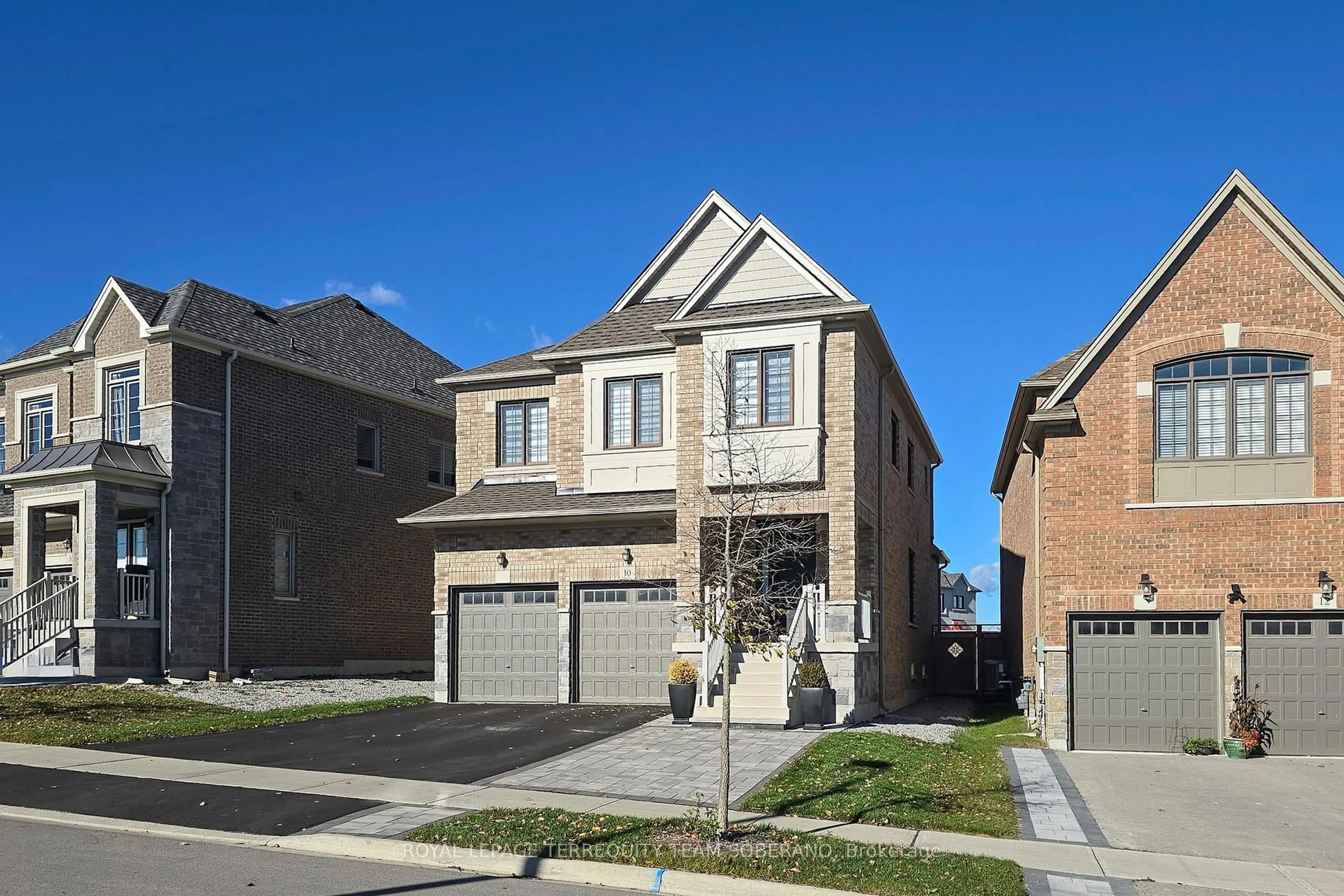 Home with brick exterior material, street for 10 Hydrangea Hllw, East Gwillimbury Ontario L9N 0T3
