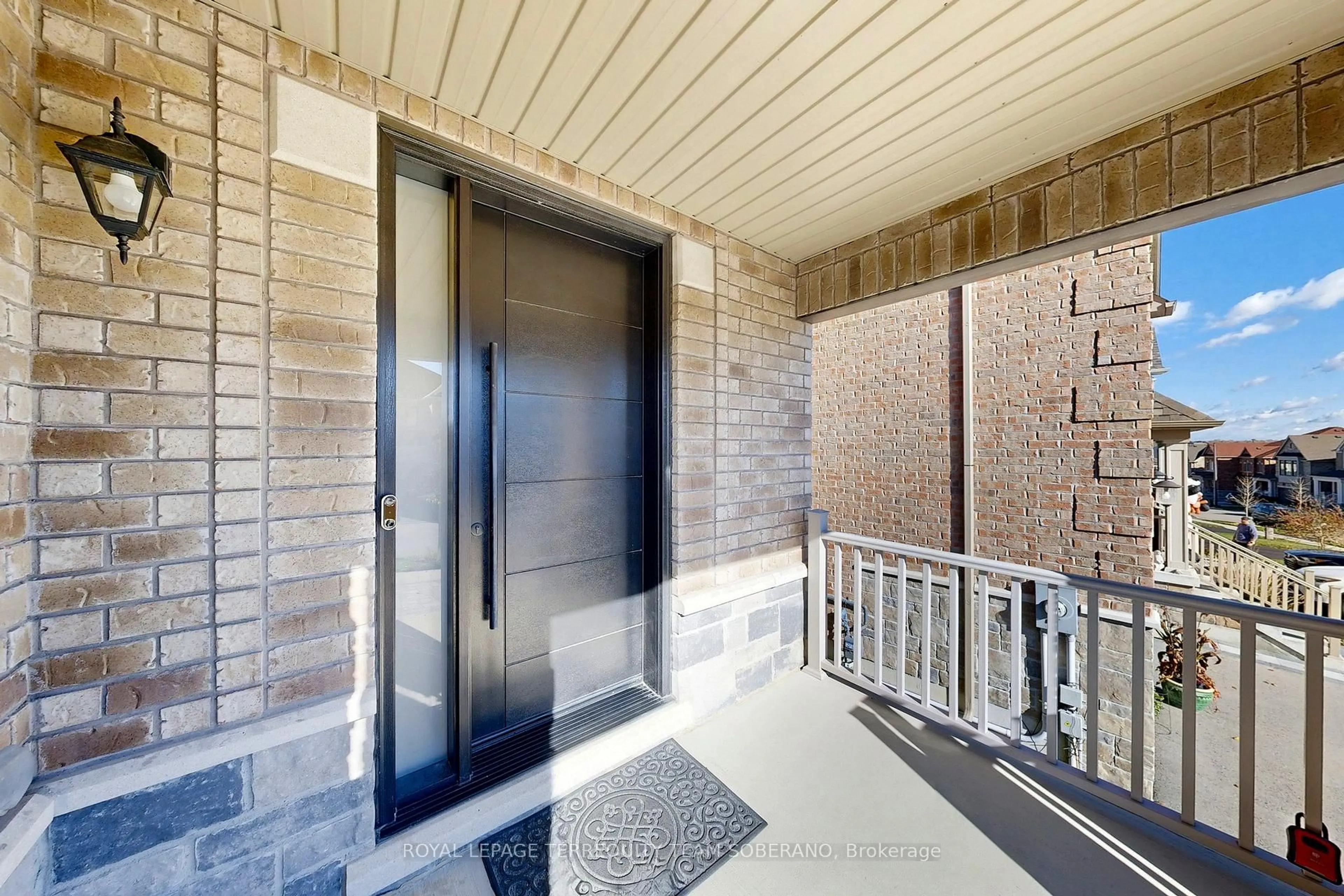 Indoor foyer for 10 Hydrangea Hllw, East Gwillimbury Ontario L9N 0T3