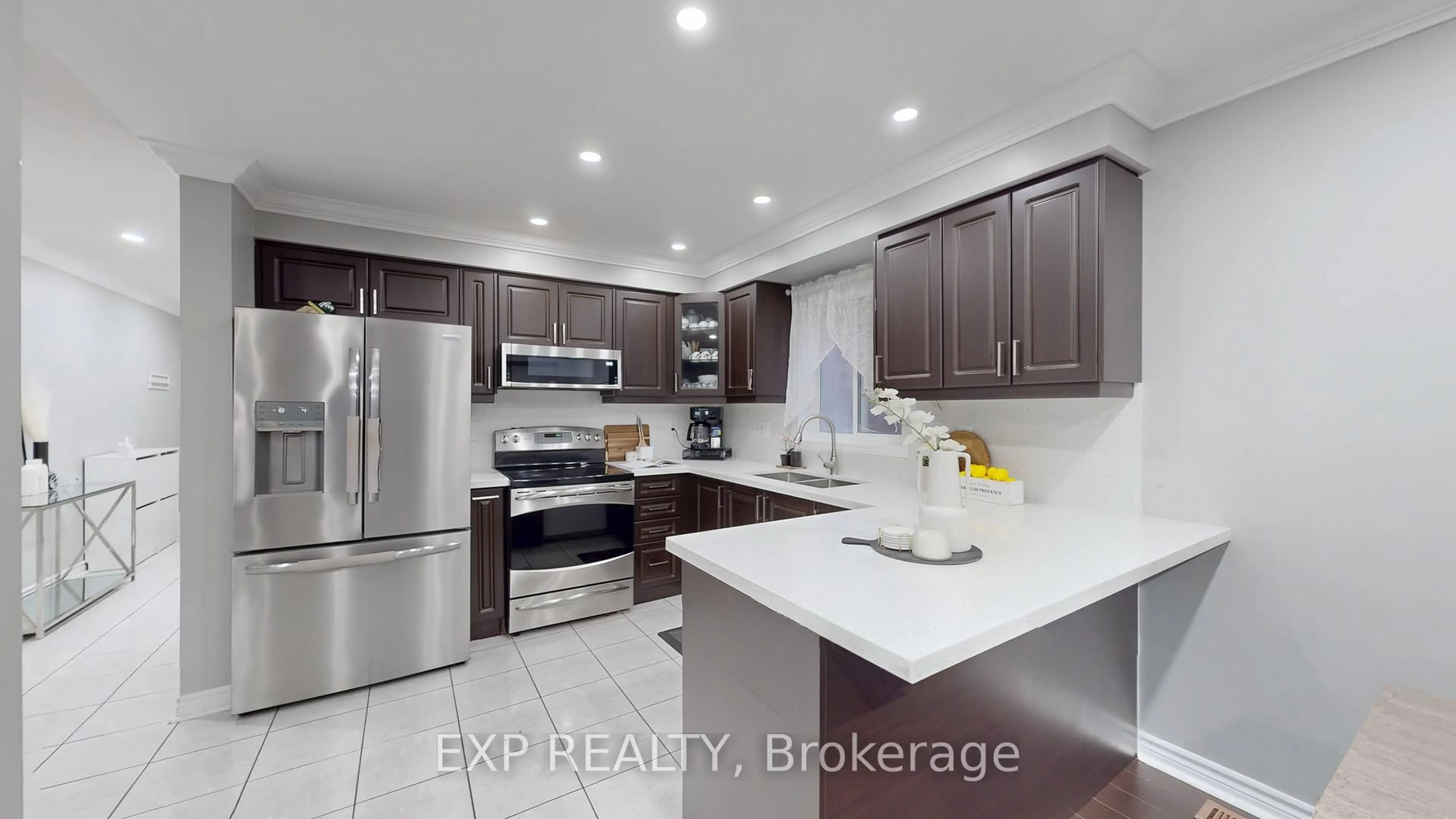 Open concept kitchen, ceramic/tile floor for 242 Marble Pl, Newmarket Ontario L3X 2Y3