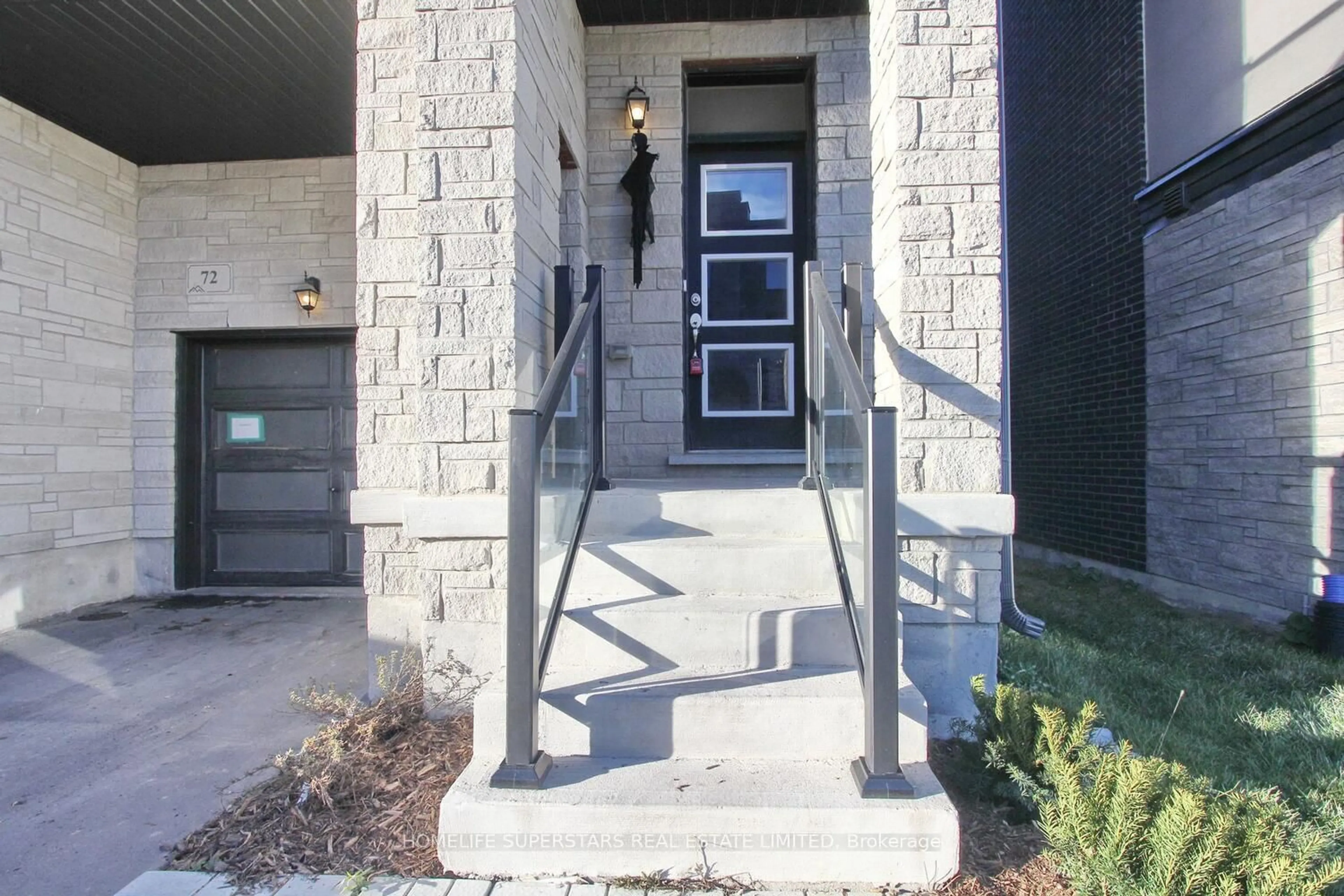 Indoor foyer for 72 Wascana Rd, Vaughan Ontario L4H 5G9