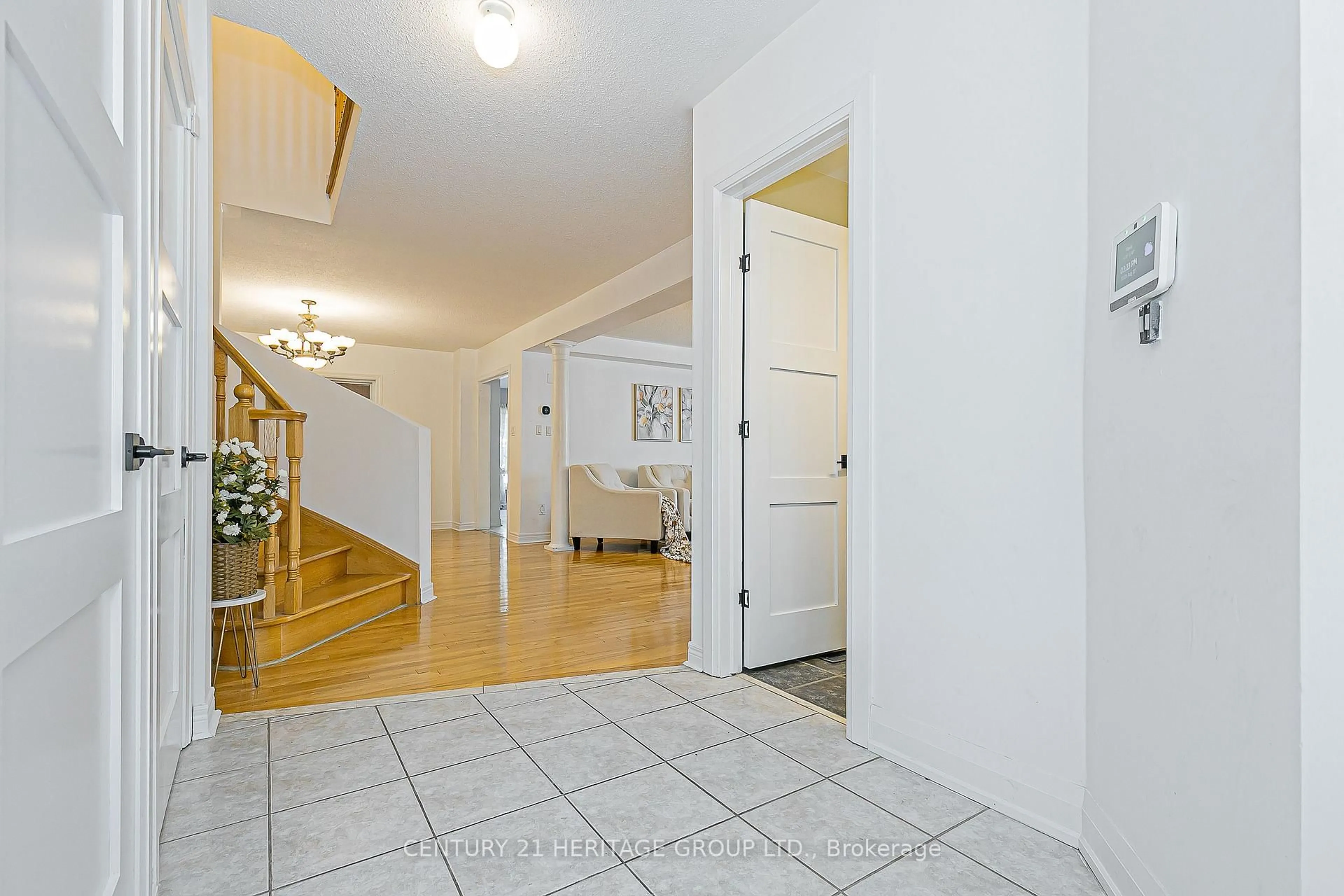 Indoor entryway for 29 Eminence Rd, Vaughan Ontario L4K 5K1