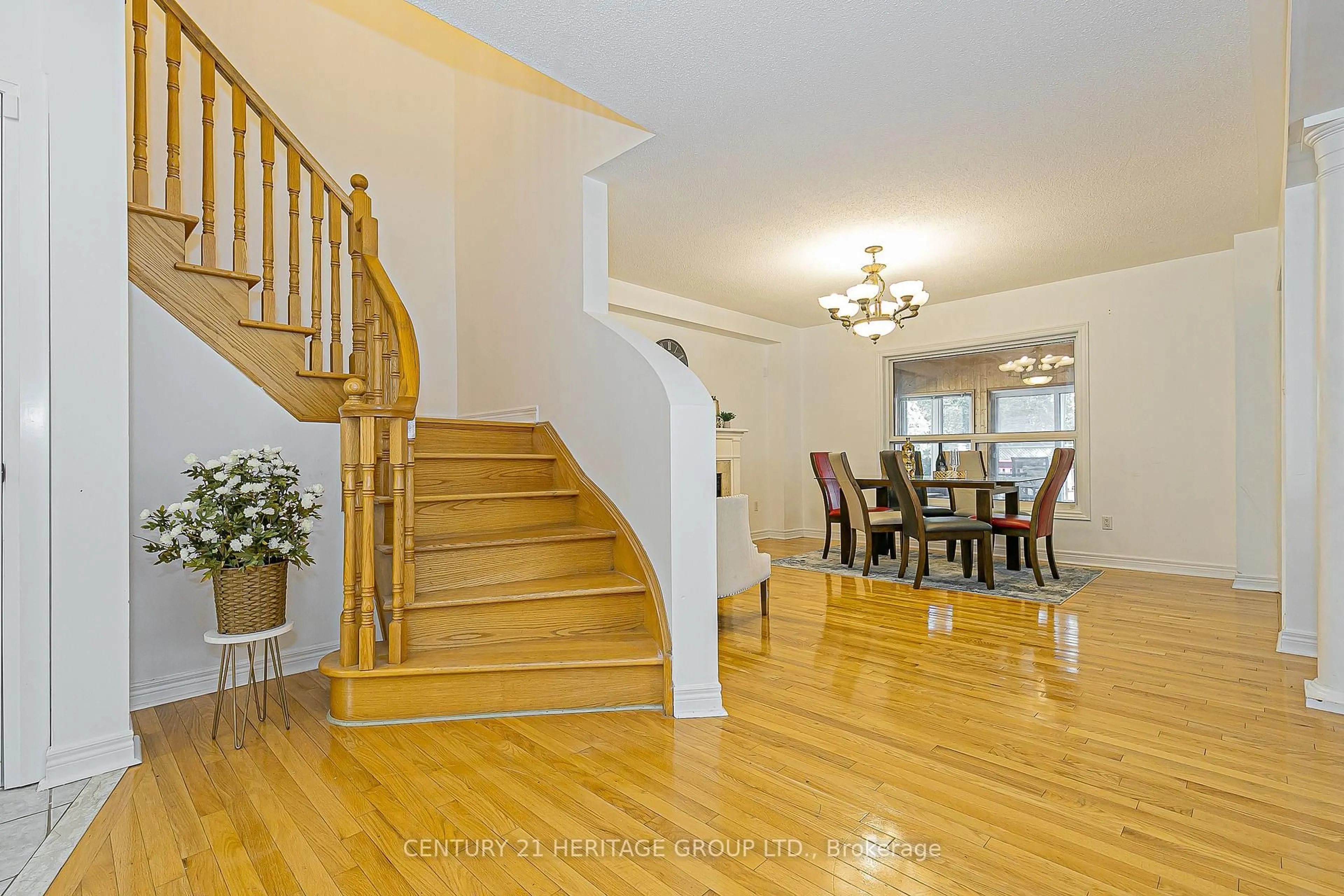 Indoor foyer for 29 Eminence Rd, Vaughan Ontario L4K 5K1
