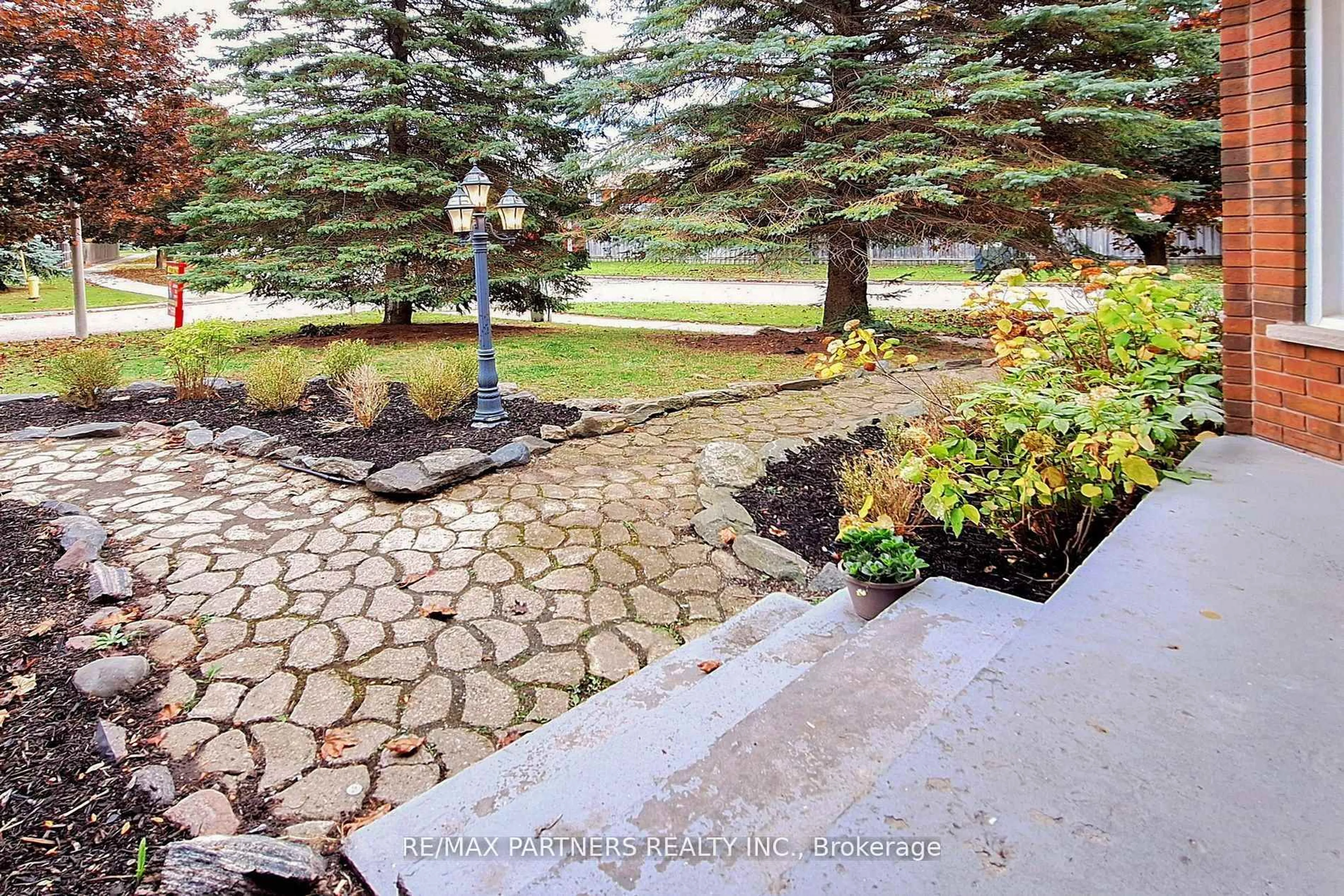Patio, street for 6 Geoffrey Cres, Whitchurch-Stouffville Ontario L4A 5B9