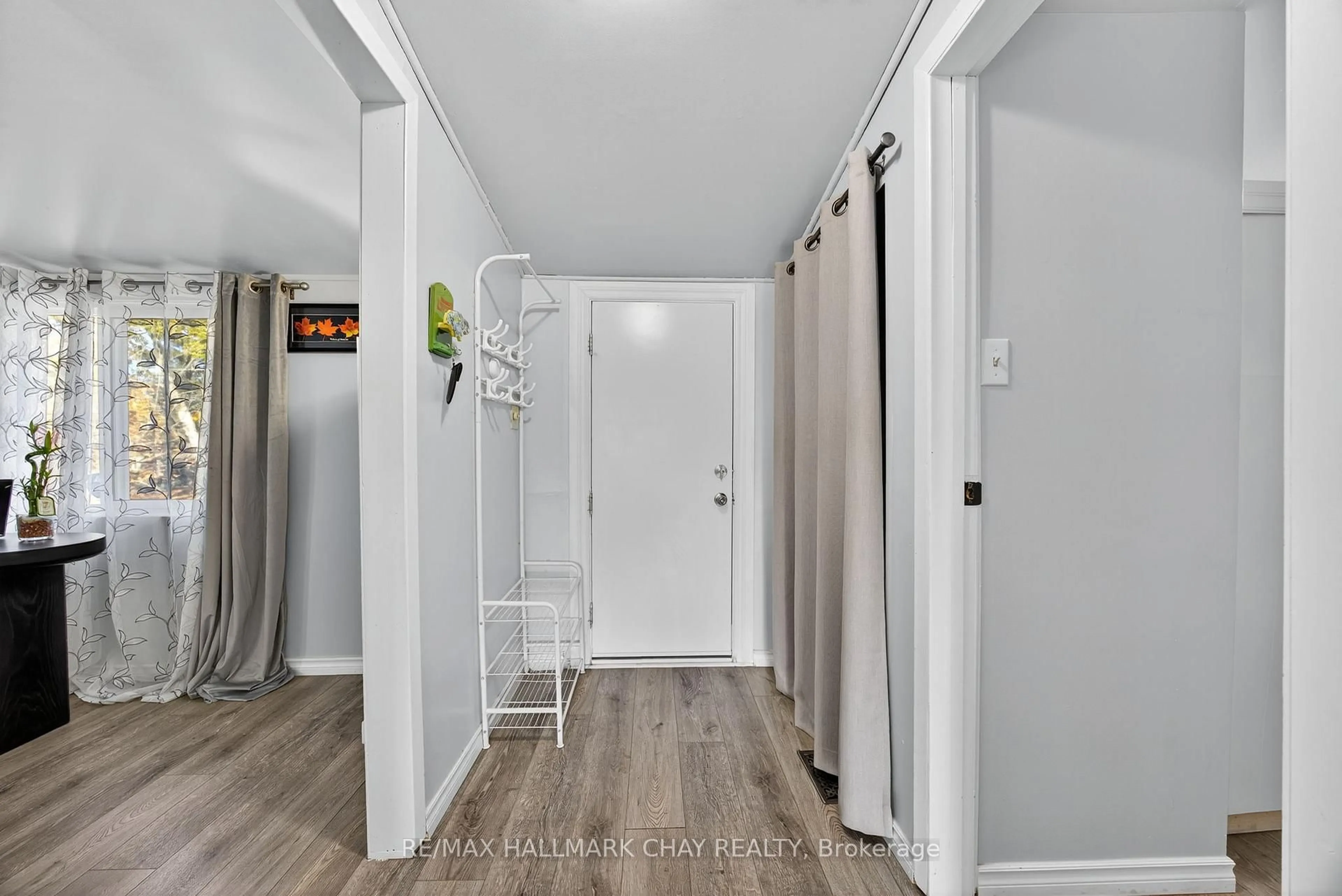 Indoor entryway for 2036 Northern Ave, Innisfil Ontario L9S 1Z4