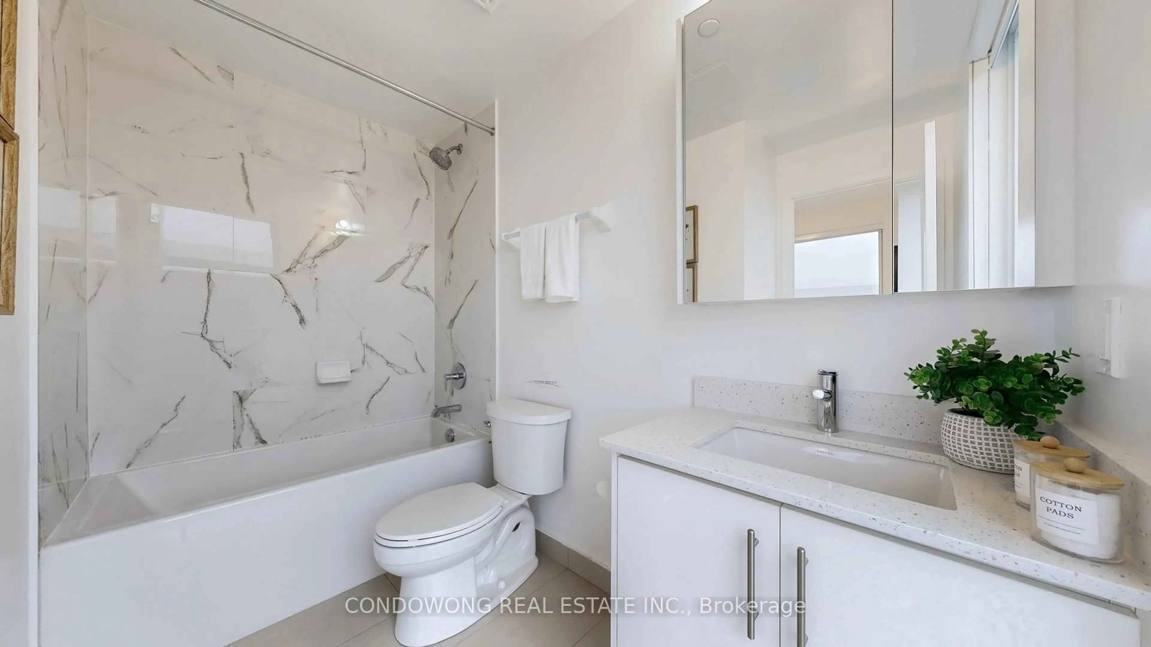 Standard bathroom, ceramic/tile floor for 95 Oneida Cres #2204, Richmond Hill Ontario L4B 0H5