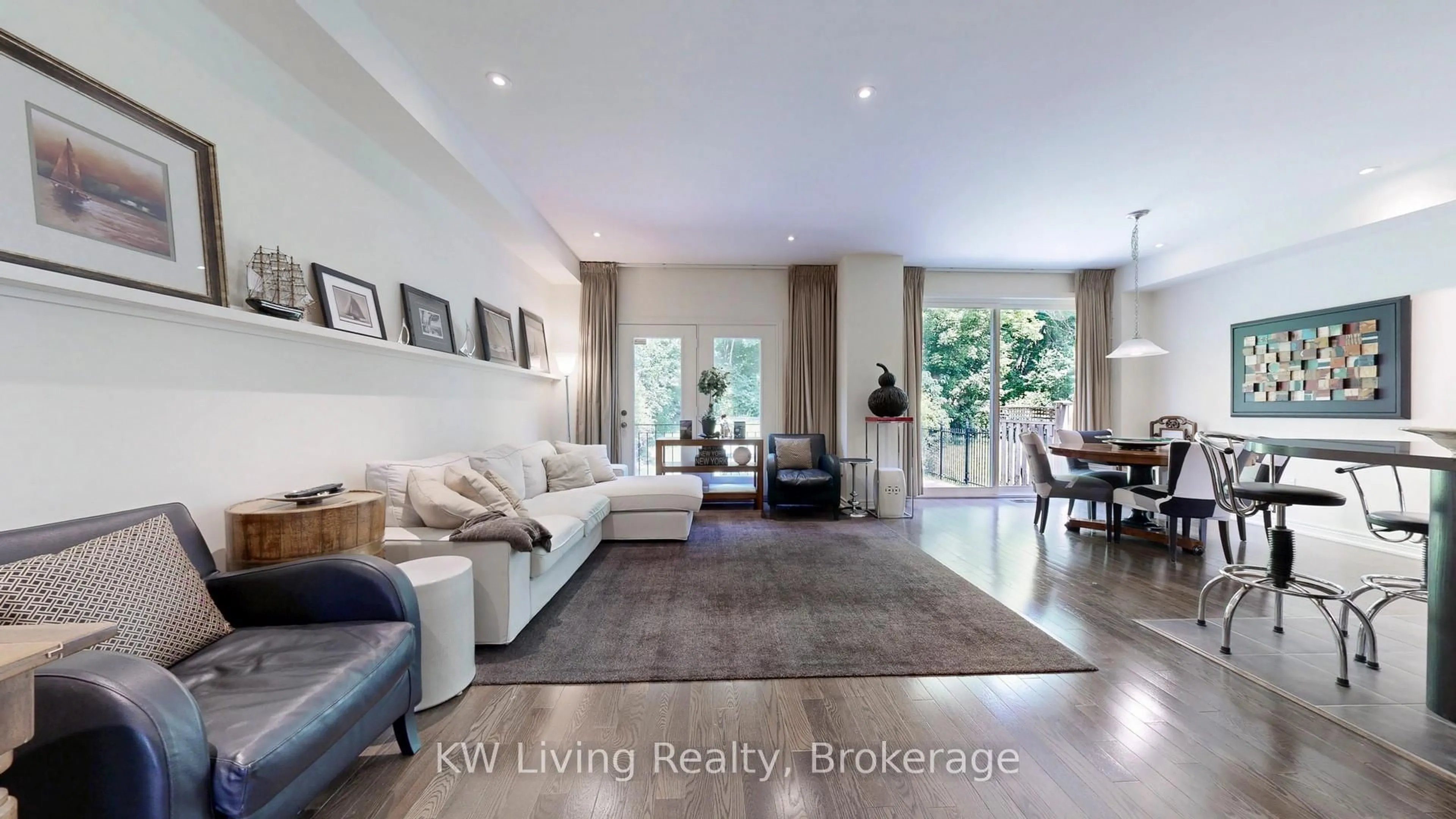 Living room with furniture, unknown for 16 Carriage House Crt, Richmond Hill Ontario L4E 4V3