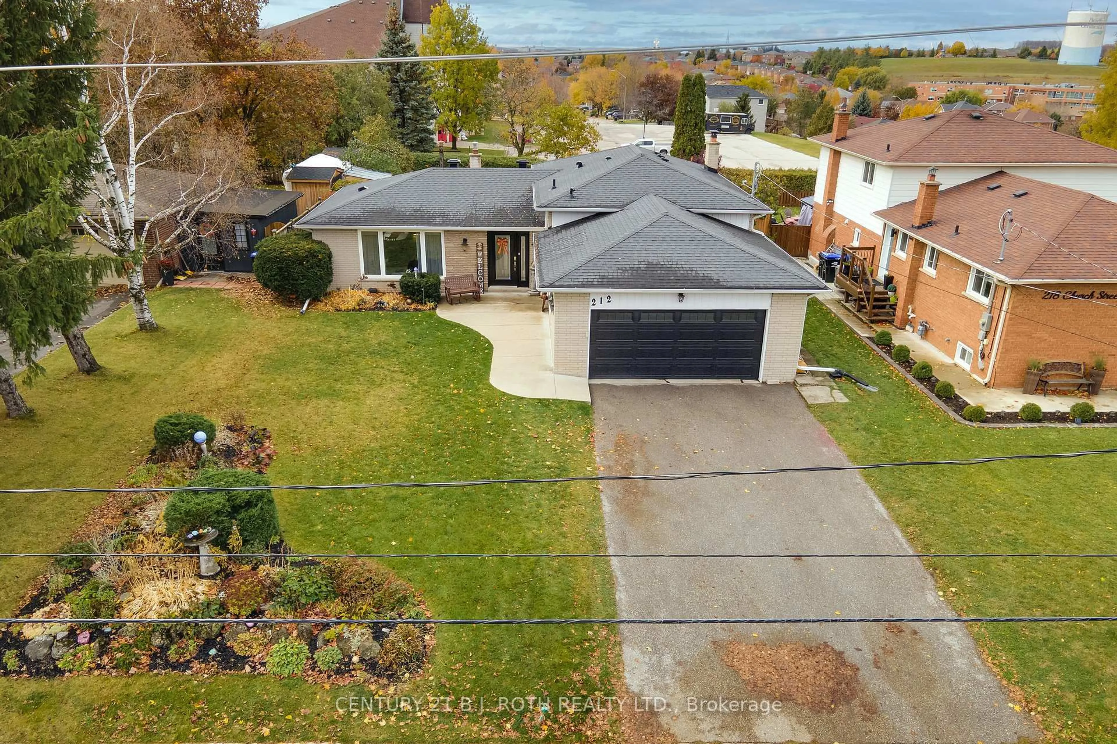 A pic from outside/outdoor area/front of a property/back of a property/a pic from drone, street for 212 Church St, Bradford West Gwillimbury Ontario L3Z 1R2