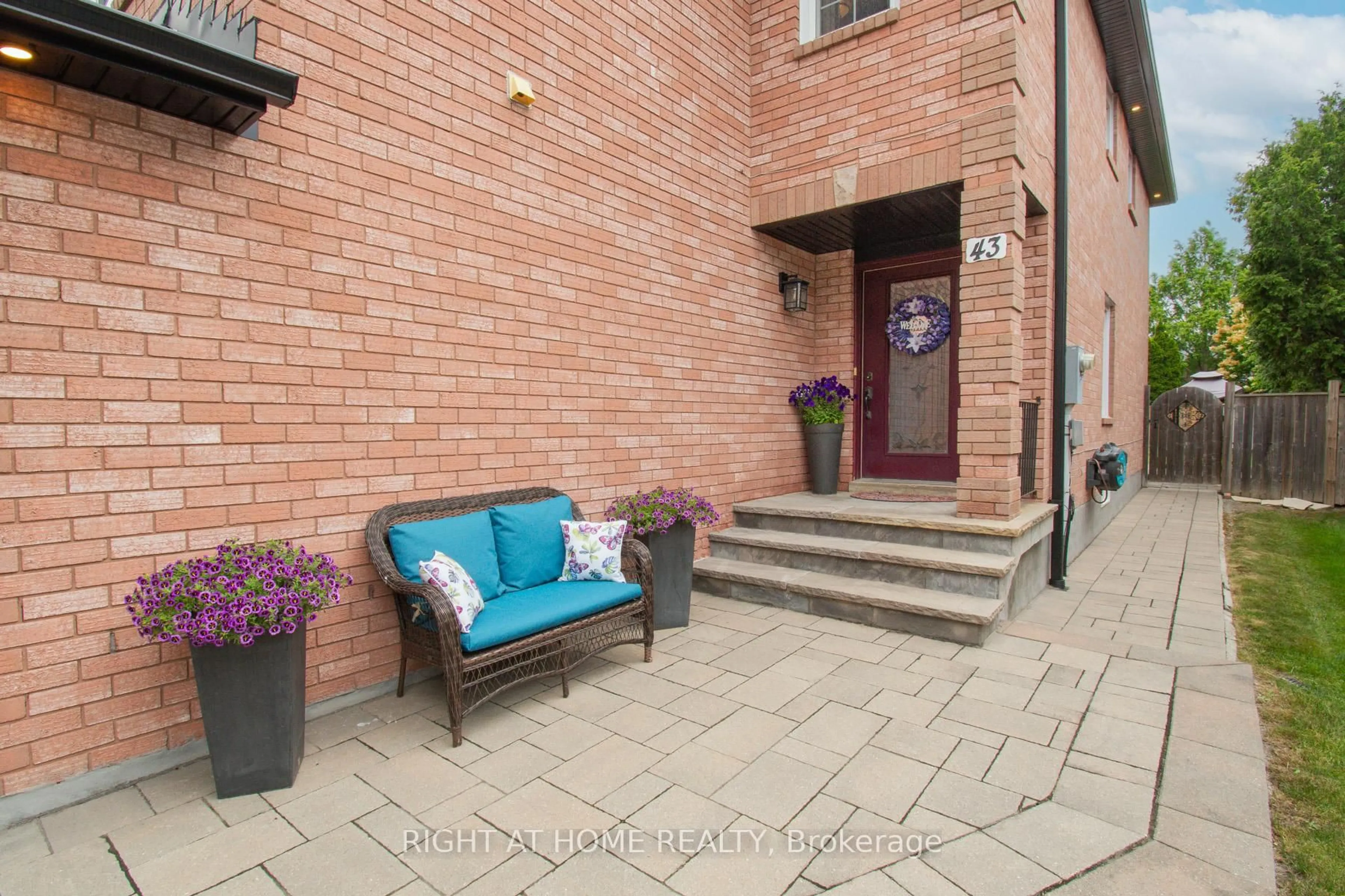 Patio, street for 43 Squire Dr, Richmond Hill Ontario L4S 1C6