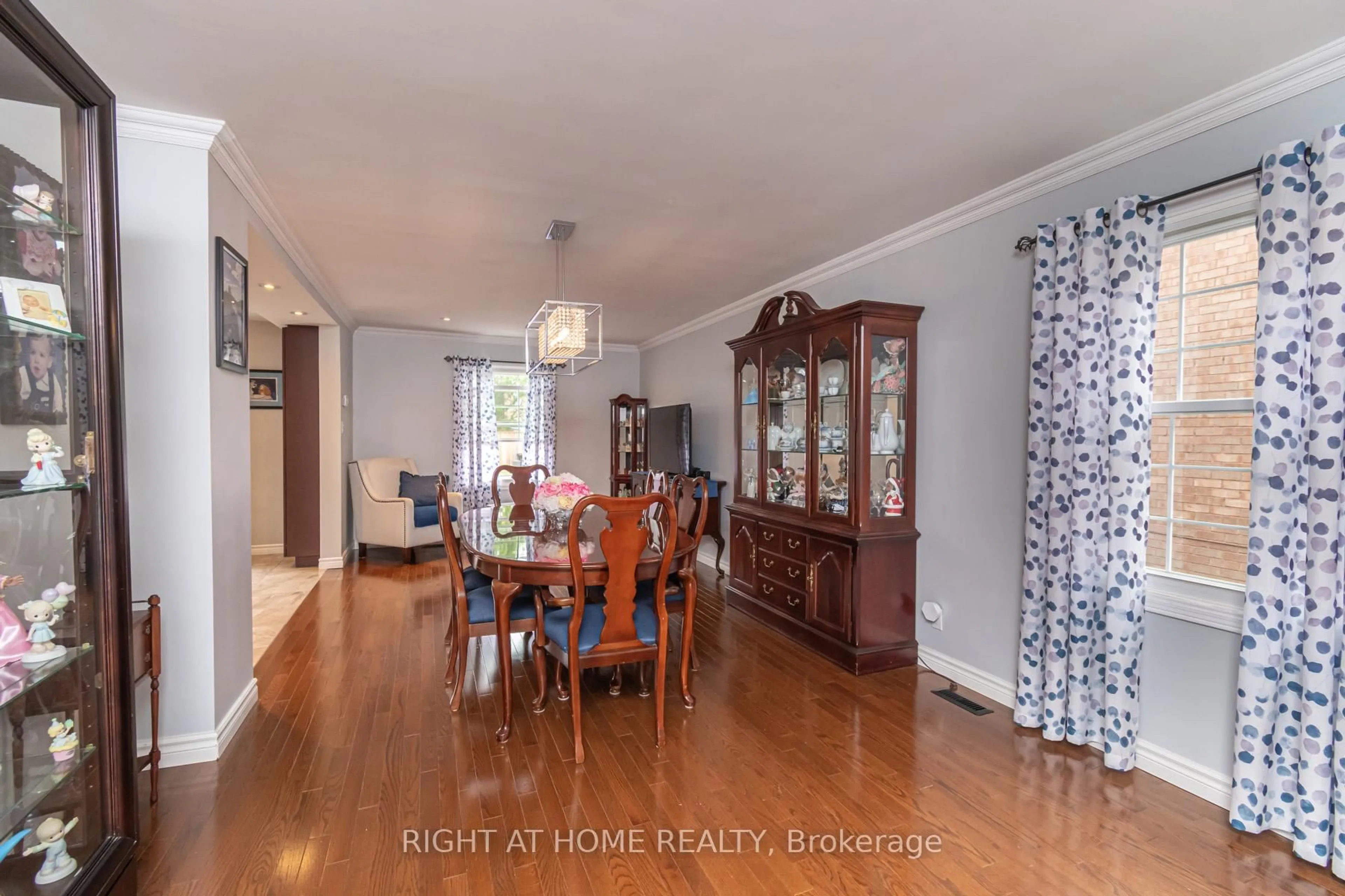 Dining room, wood/laminate floor for 43 Squire Dr, Richmond Hill Ontario L4S 1C6