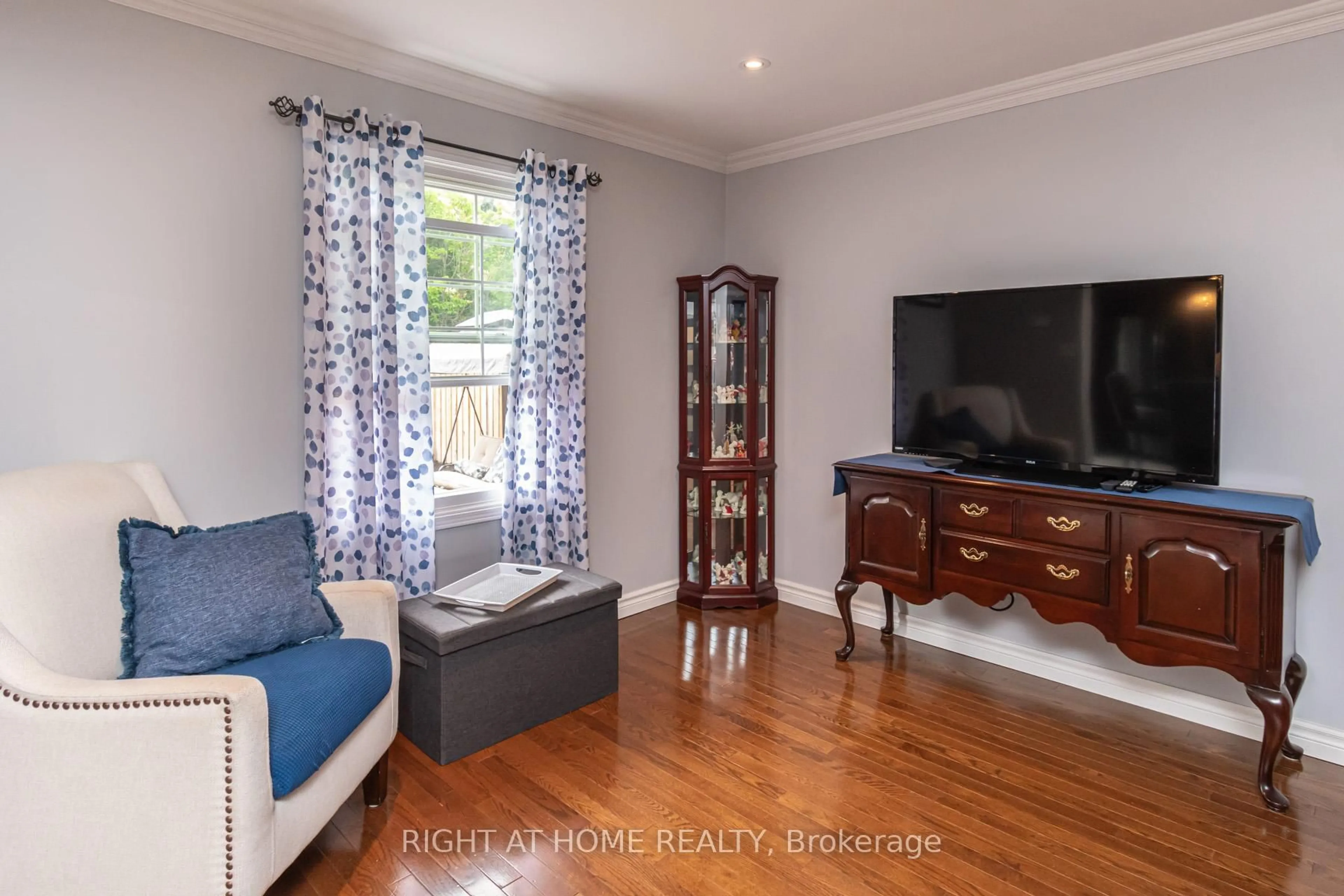 Living room with furniture, wood/laminate floor for 43 Squire Dr, Richmond Hill Ontario L4S 1C6