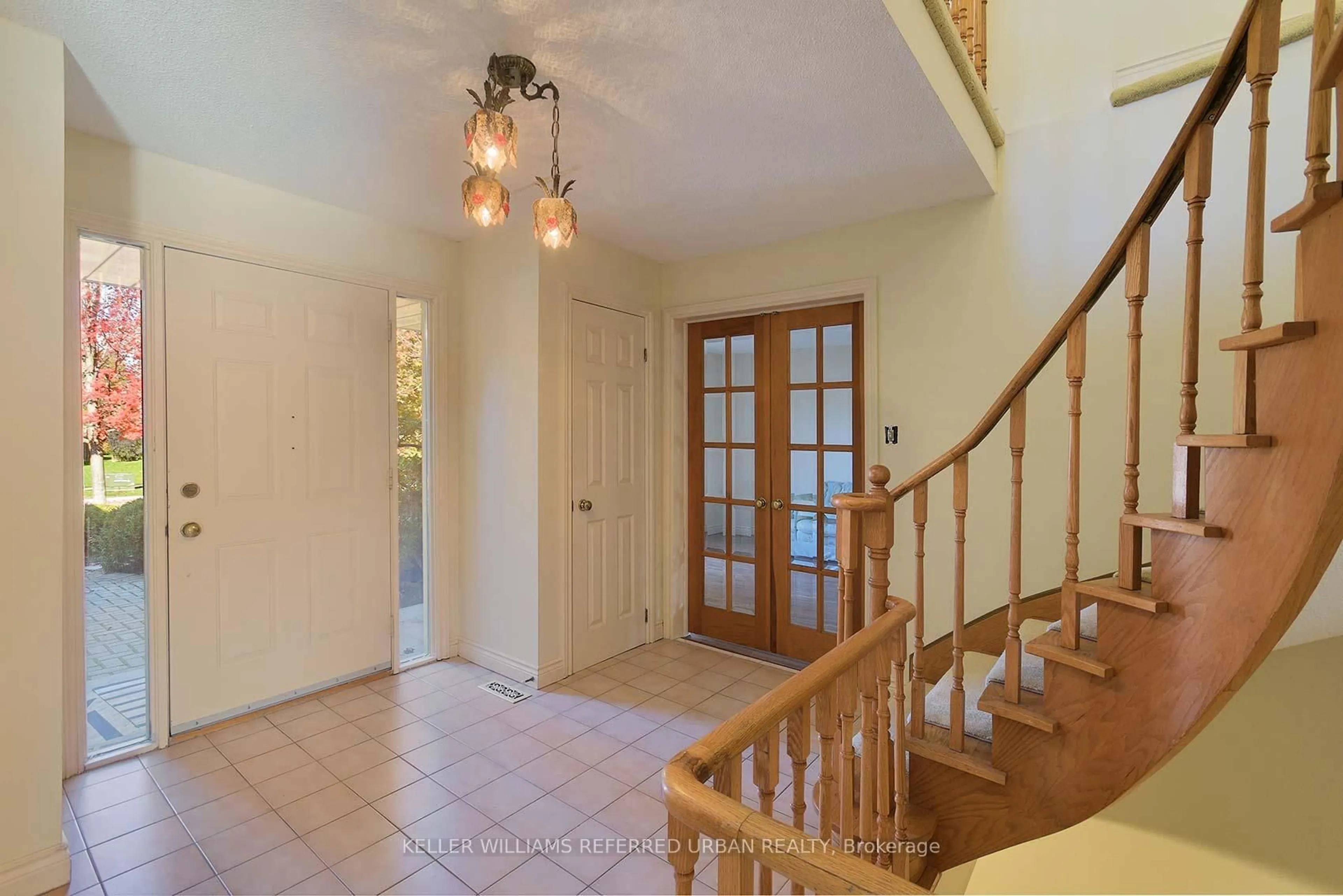 Indoor entryway for 62 Devlin Pl, Aurora Ontario L4G 5W8
