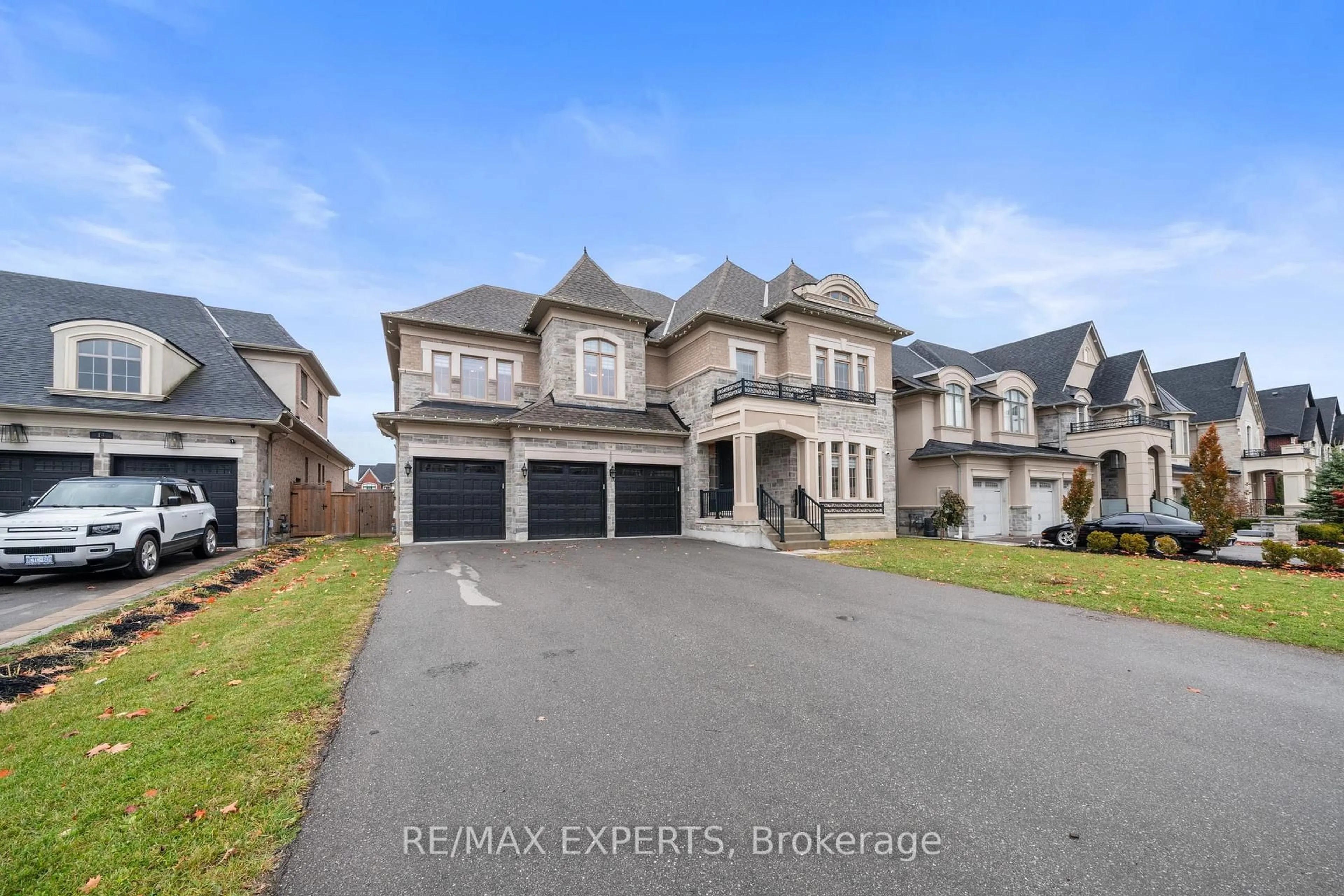 A pic from outside/outdoor area/front of a property/back of a property/a pic from drone, street for 16 Raymond Love Crt, King Ontario L7B 0M7