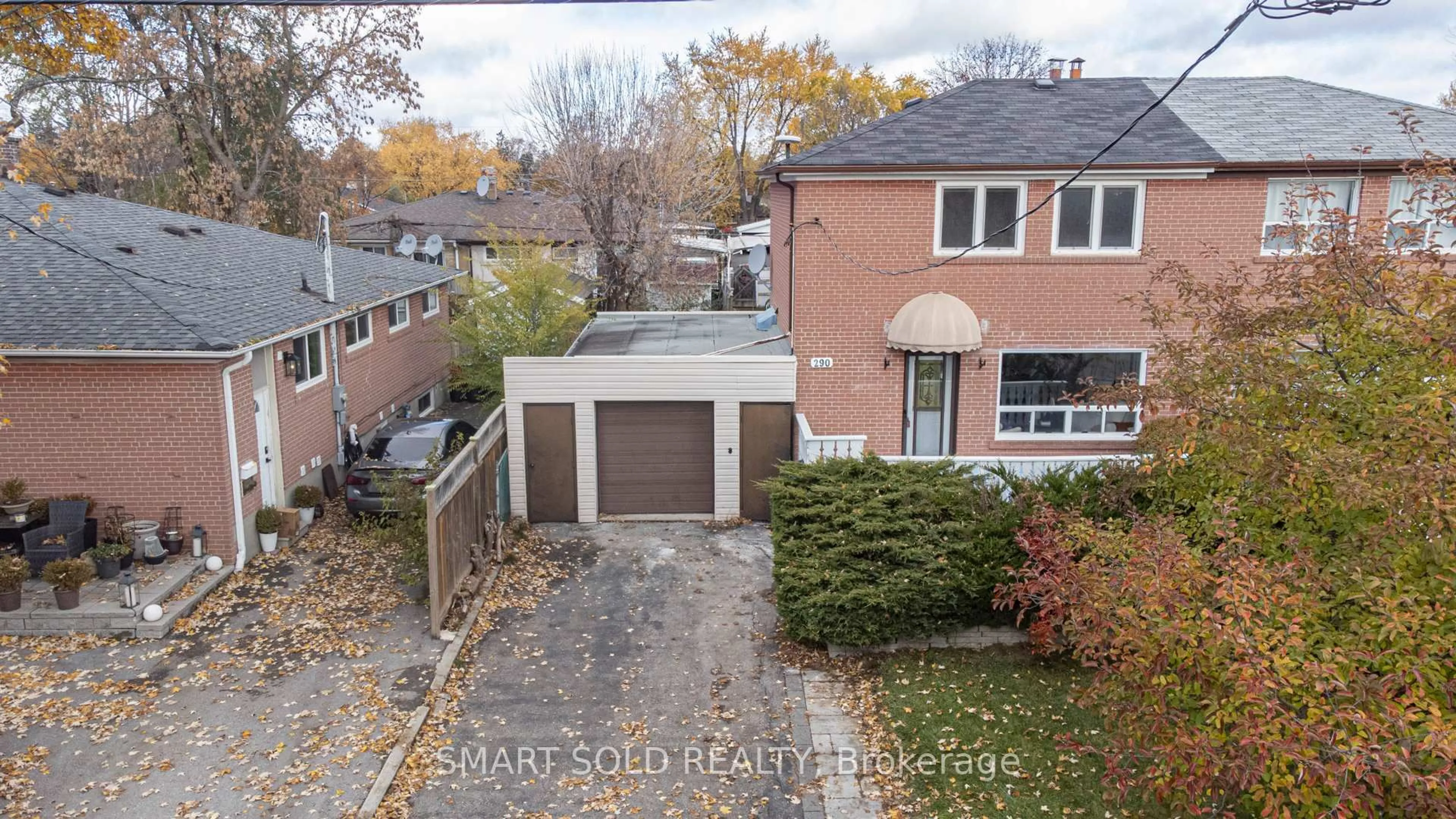 A pic from outside/outdoor area/front of a property/back of a property/a pic from drone, street for 290 Axminster Dr, Richmond Hill Ontario L4C 2W1