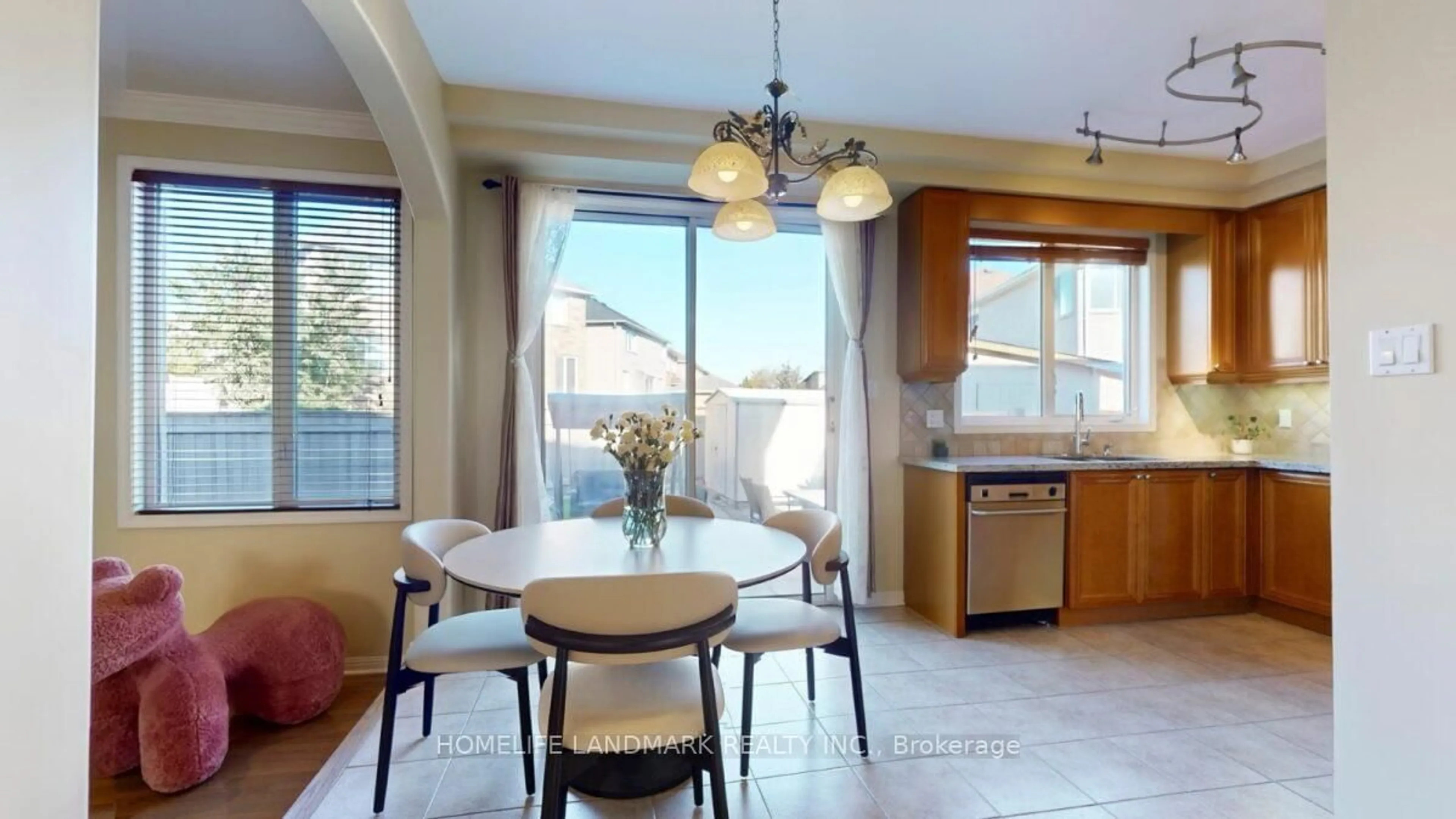 Dining room, ceramic/tile floor for 152 America Ave, Vaughan Ontario L6A 3E8