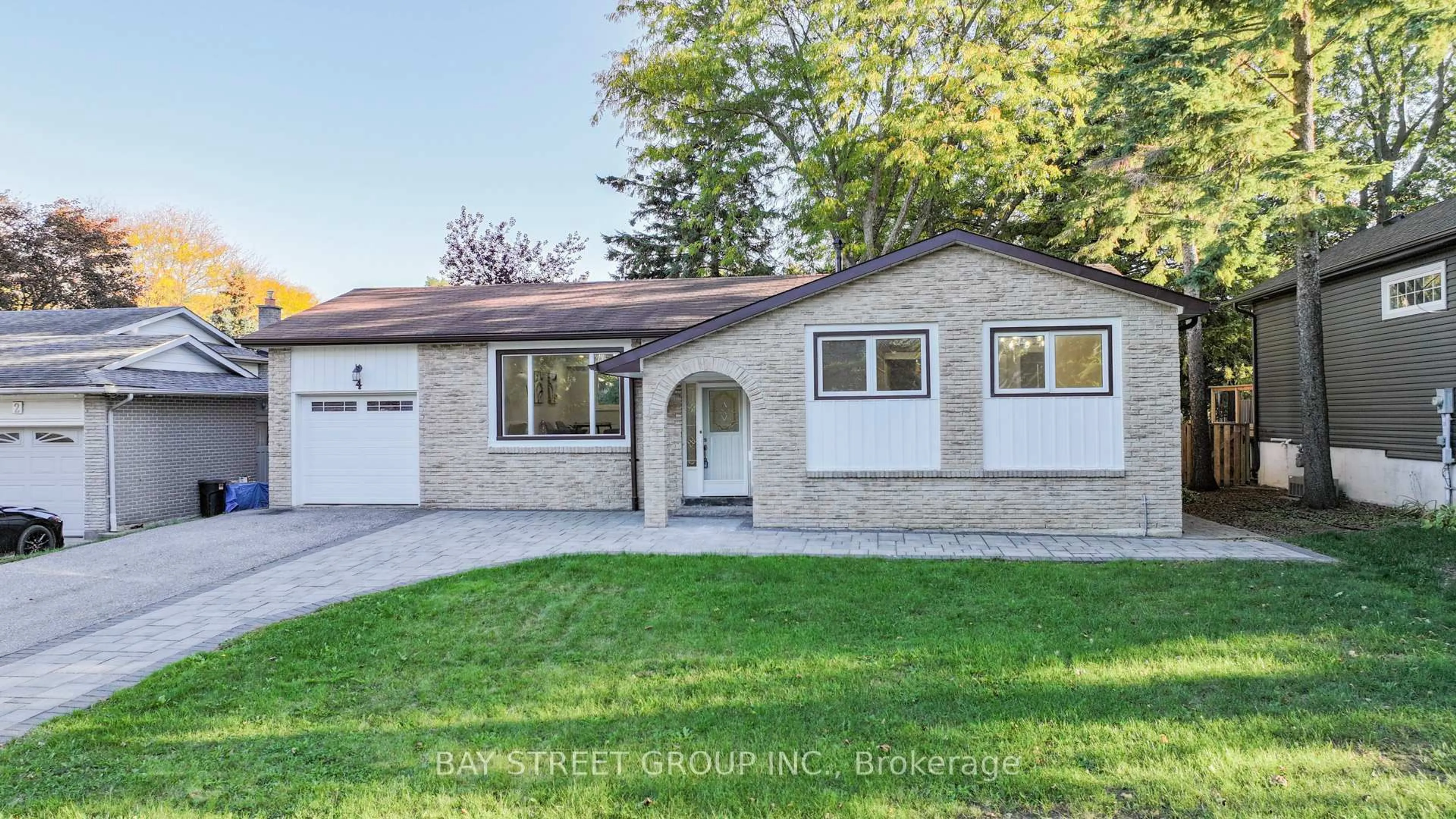 Home with vinyl exterior material, street for 4 Sir Brandiles Pl, Markham Ontario L3P 2Z5