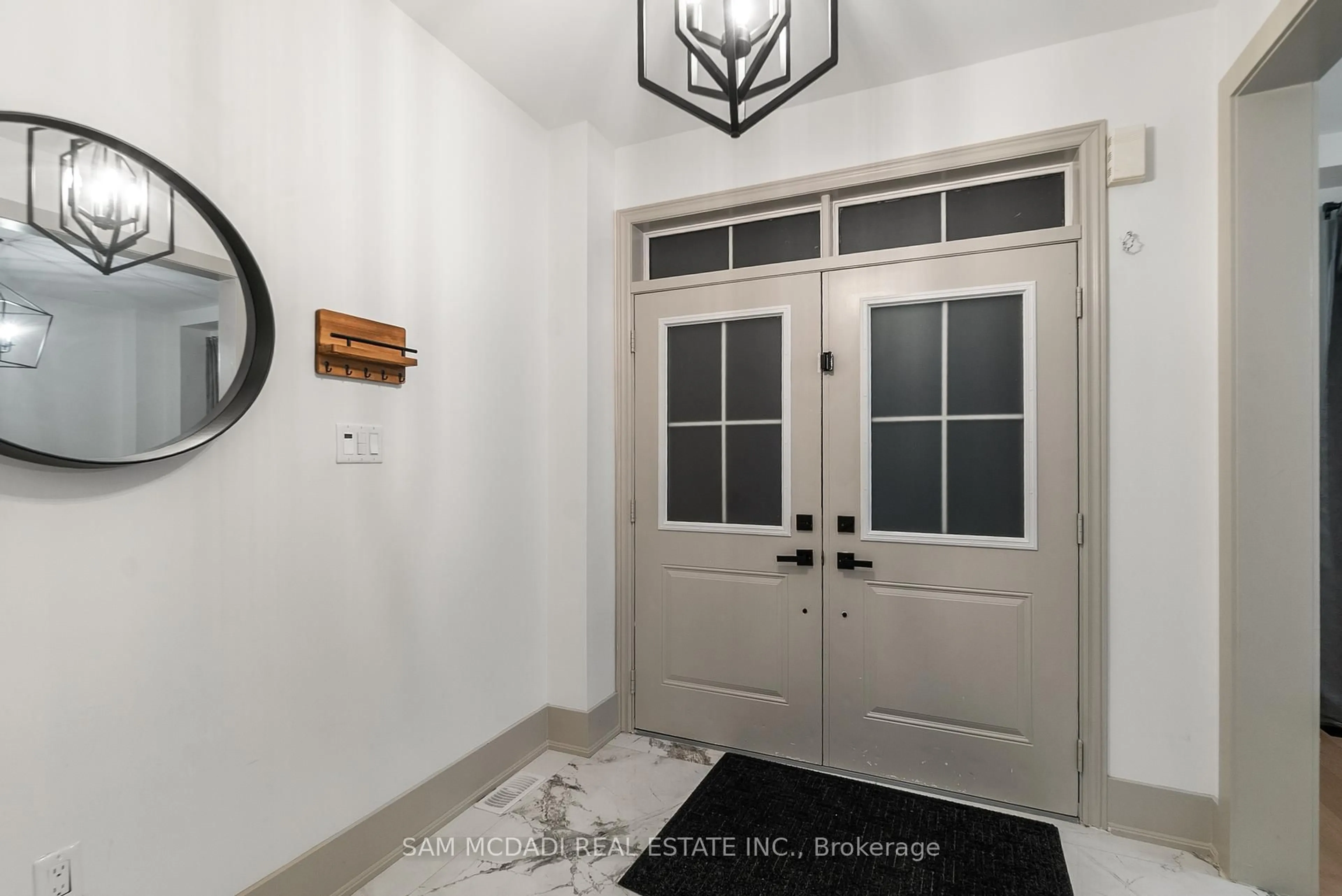 Indoor entryway for 1651 Angus St, Innisfil Ontario L9S 0J9