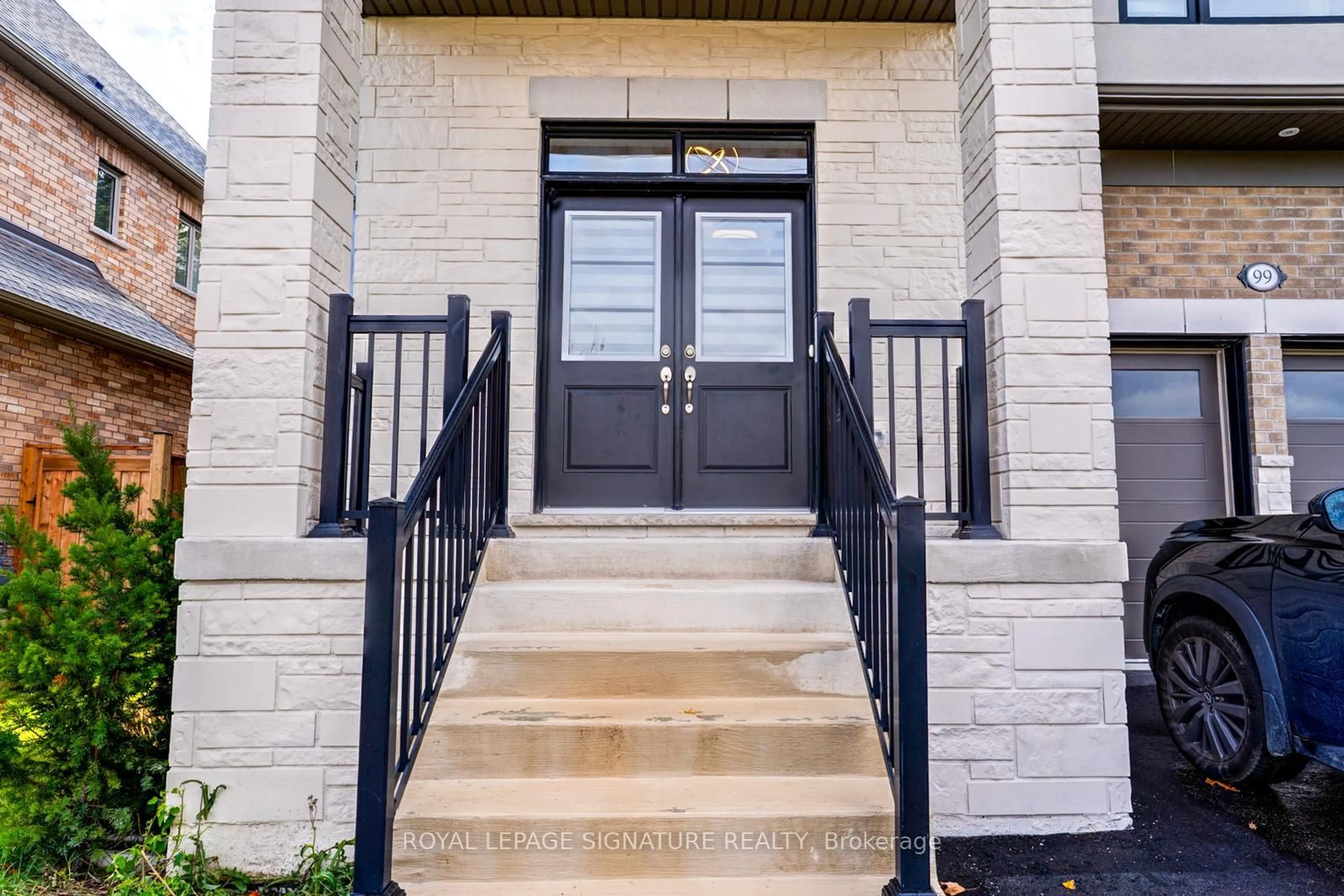 Indoor entryway for 99 Bethpage Cres, Newmarket Ontario L3X 1B8