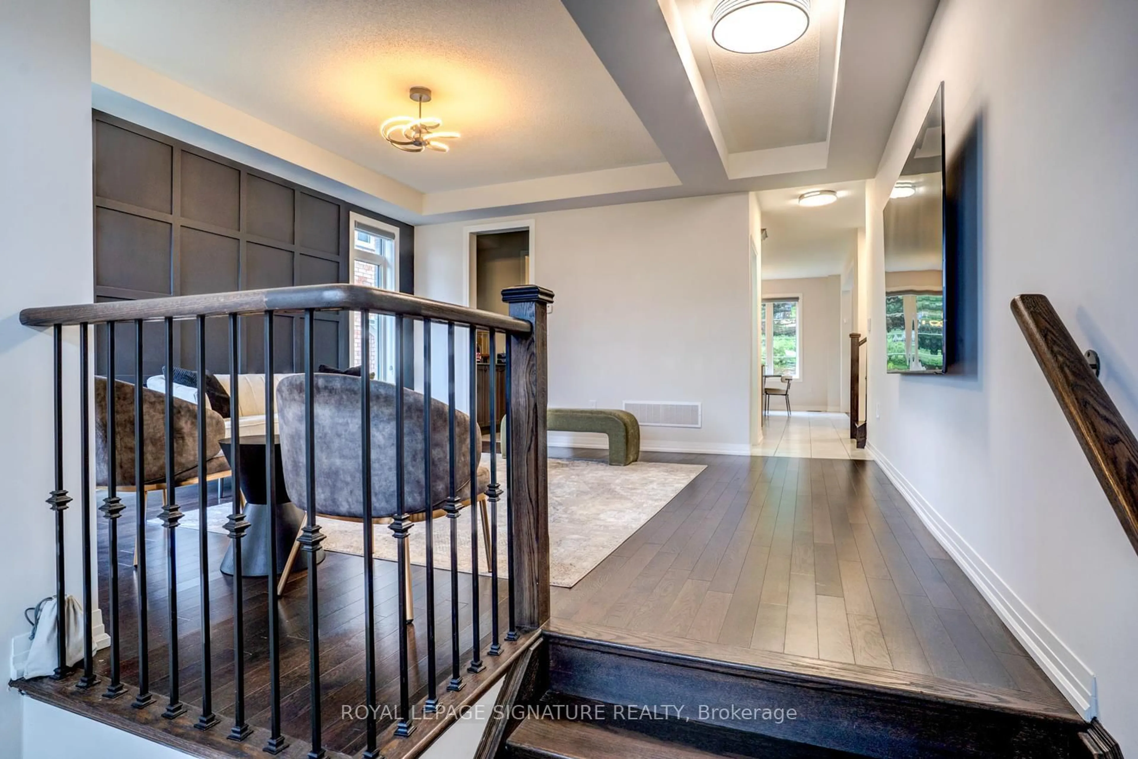 Indoor foyer for 99 Bethpage Cres, Newmarket Ontario L3X 1B8