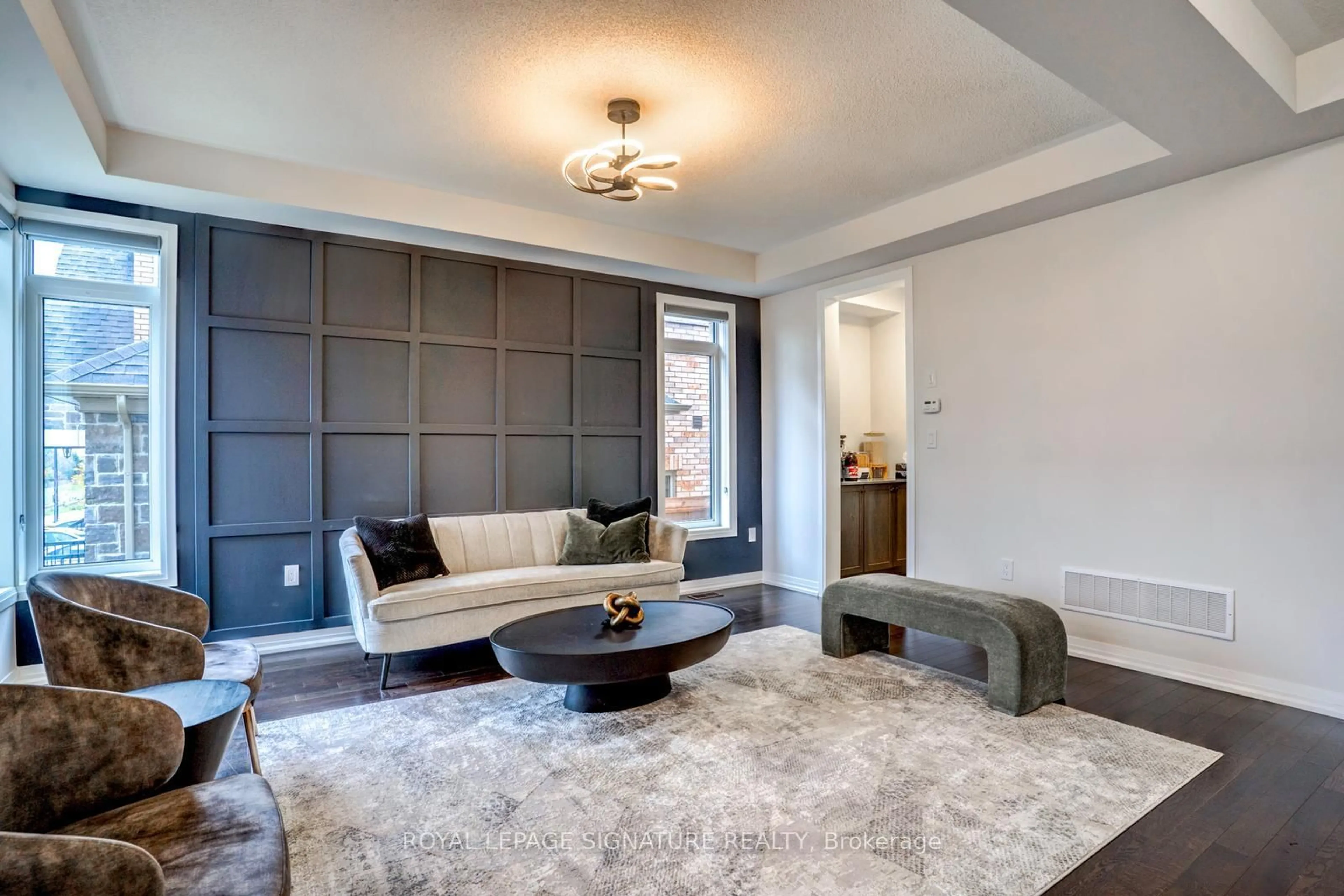 Living room with furniture, unknown for 99 Bethpage Cres, Newmarket Ontario L3X 1B8