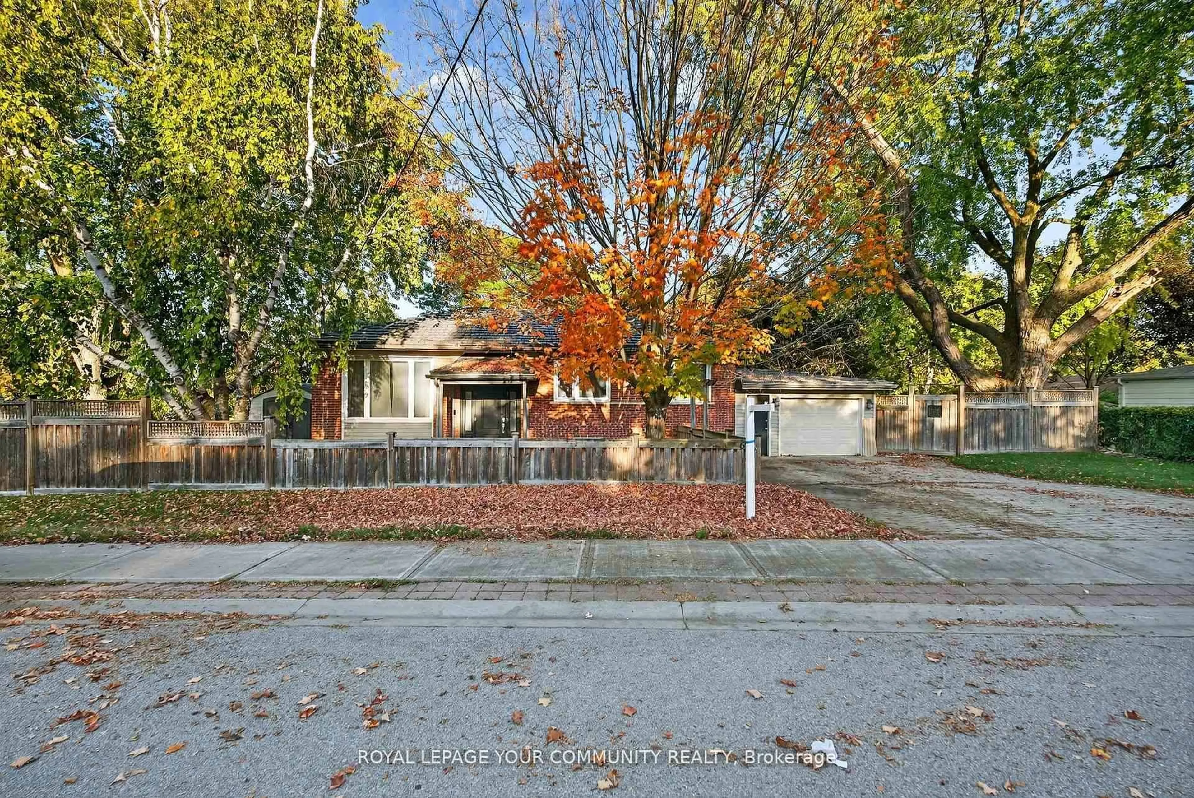 A pic from outside/outdoor area/front of a property/back of a property/a pic from drone, street for 67 Monkswood Cres, Newmarket Ontario L3Y 2J9