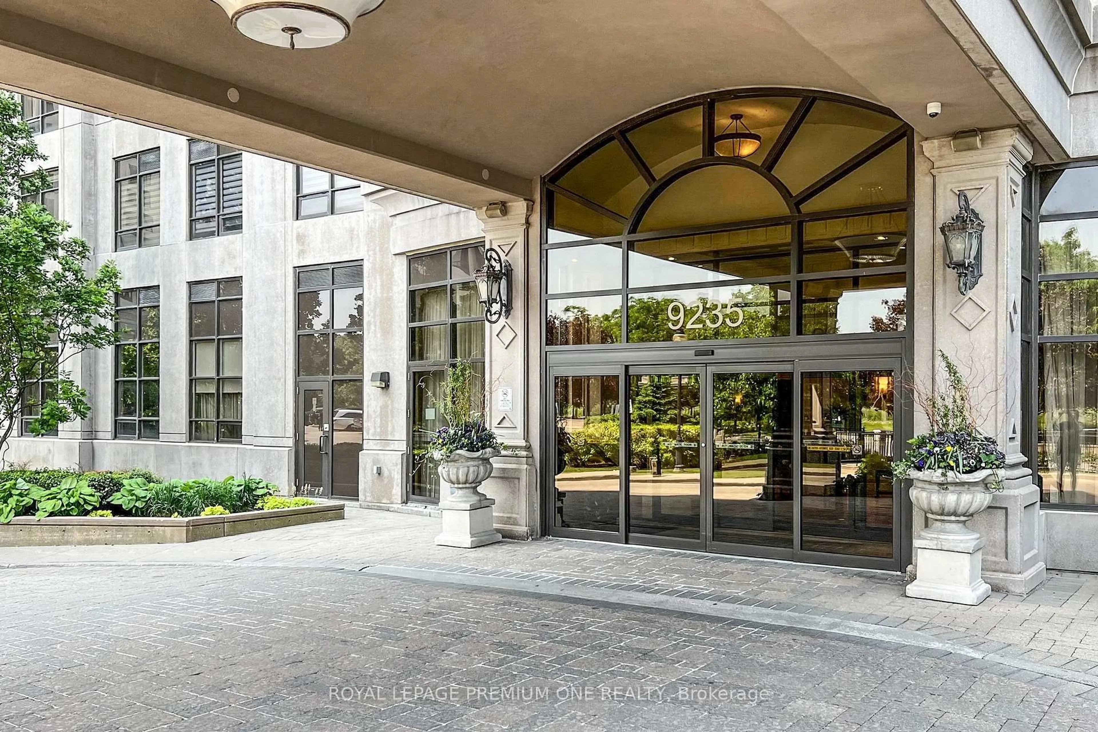 Indoor foyer for 9235 Jane St #606, Vaughan Ontario L6A 0J8