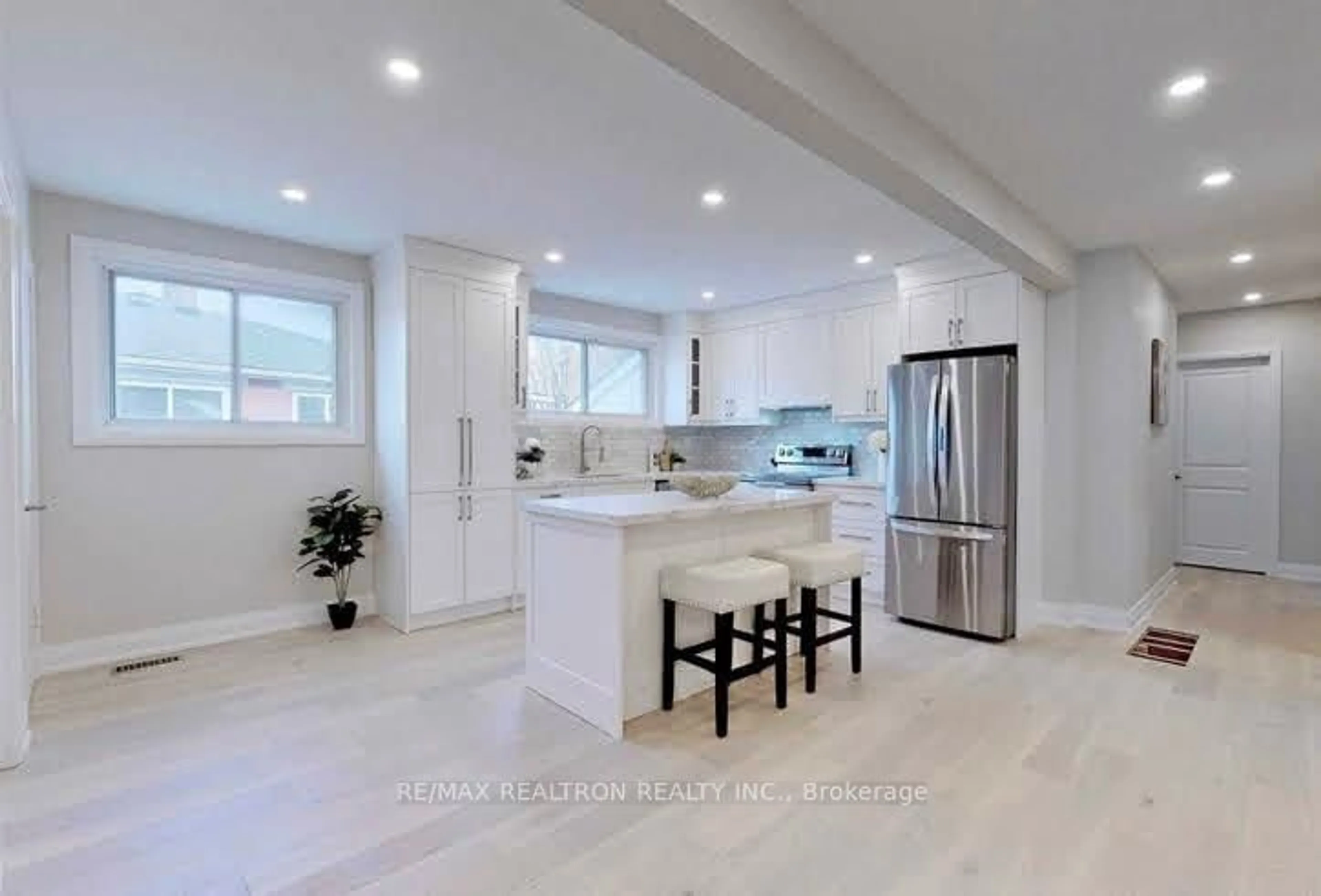 Open concept kitchen, ceramic/tile floor for 9 Lee Gate, Aurora Ontario L4G 2J6