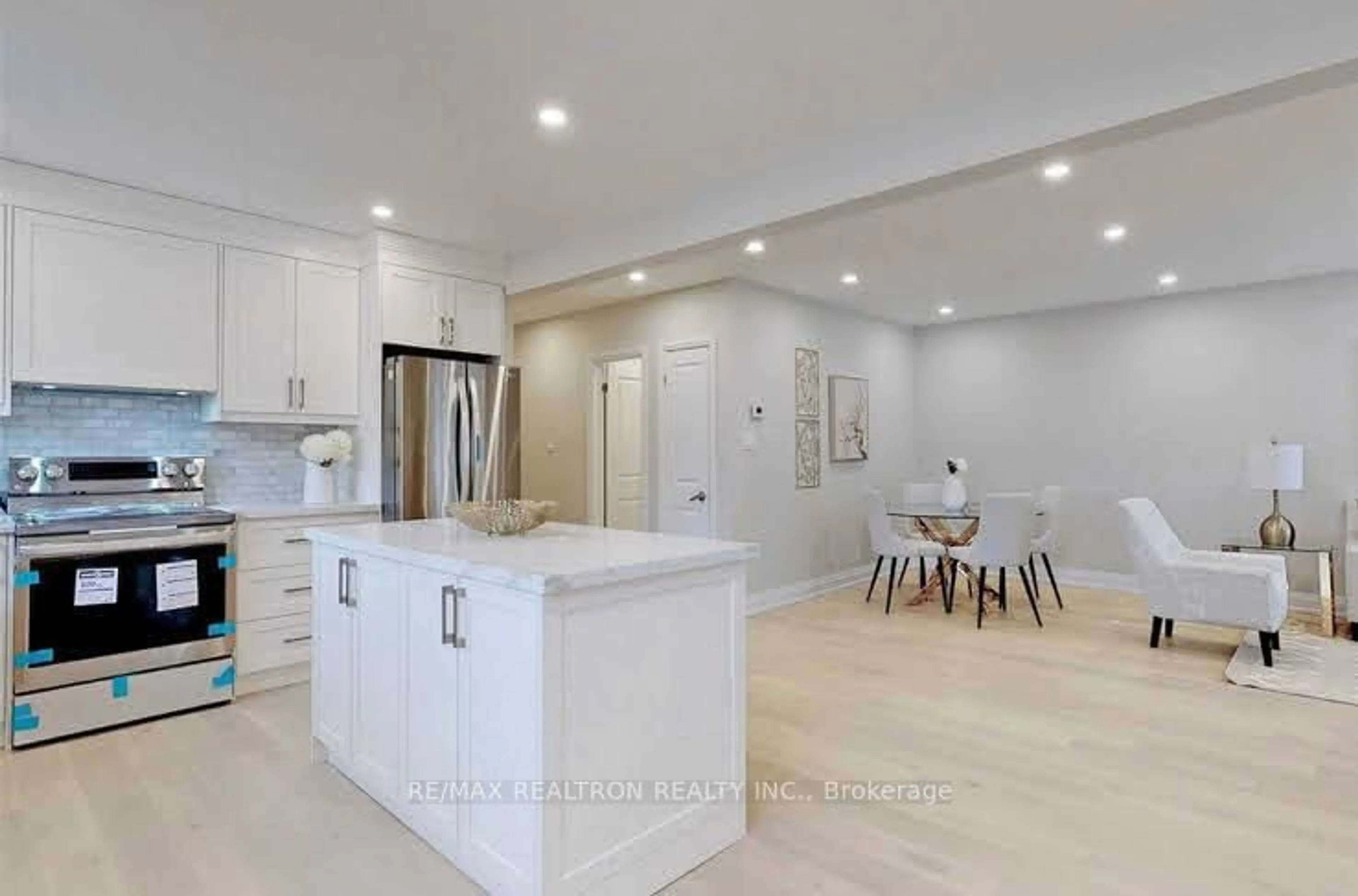 Open concept kitchen, ceramic/tile floor for 9 Lee Gate, Aurora Ontario L4G 2J6