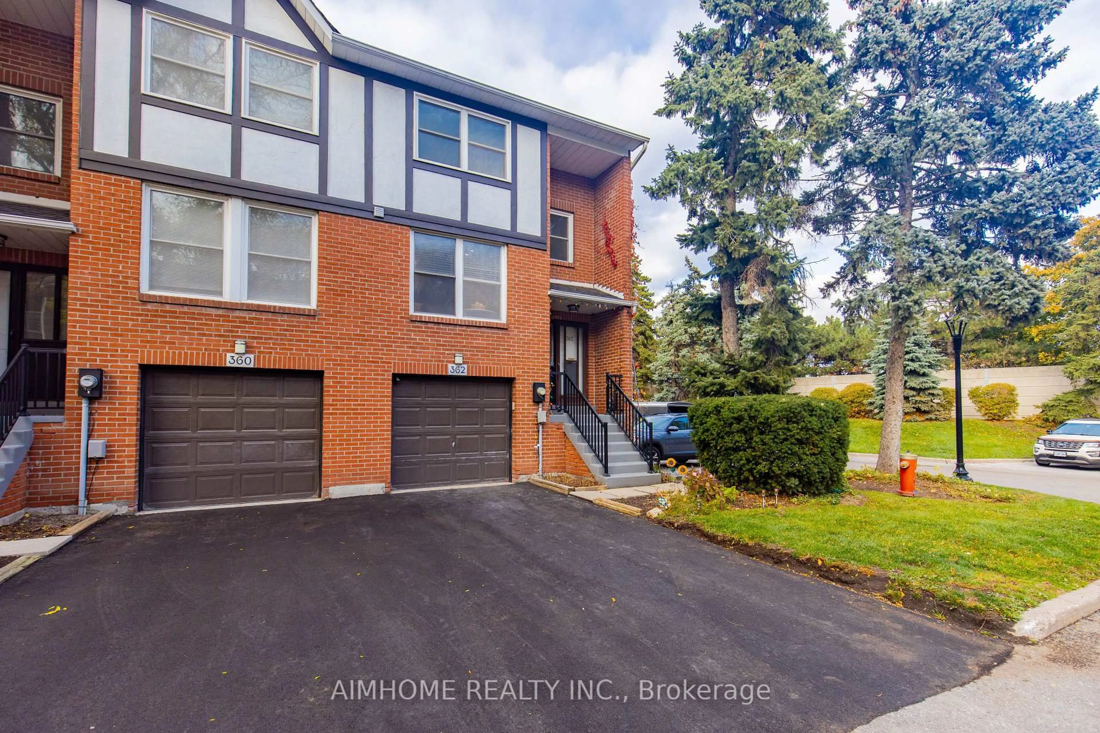 A pic from outside/outdoor area/front of a property/back of a property/a pic from drone, street for 362 Simonston Blvd, Markham Ontario L3T 4T5