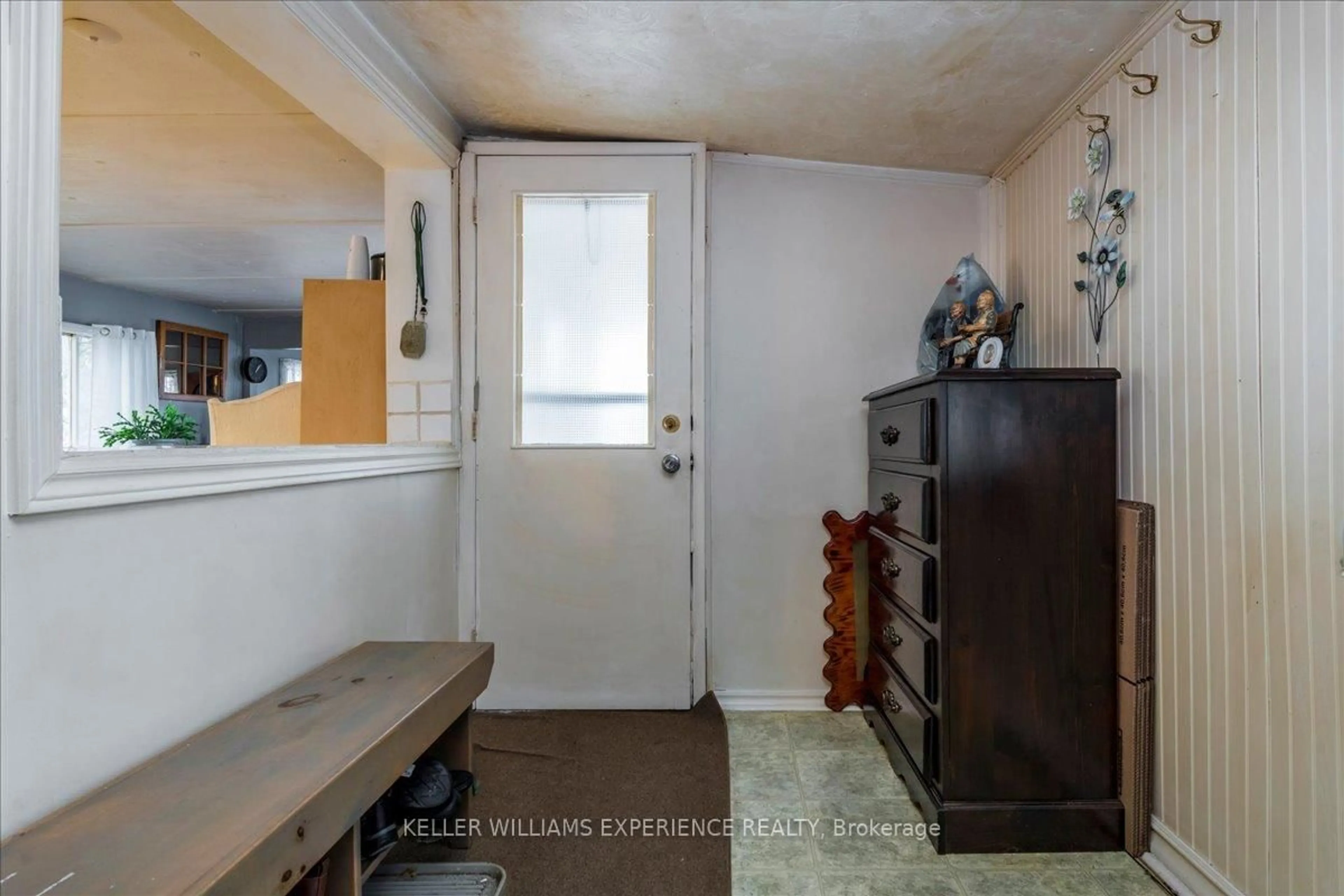 Indoor entryway for 31 Third St, Essa Ontario L0M 1B3