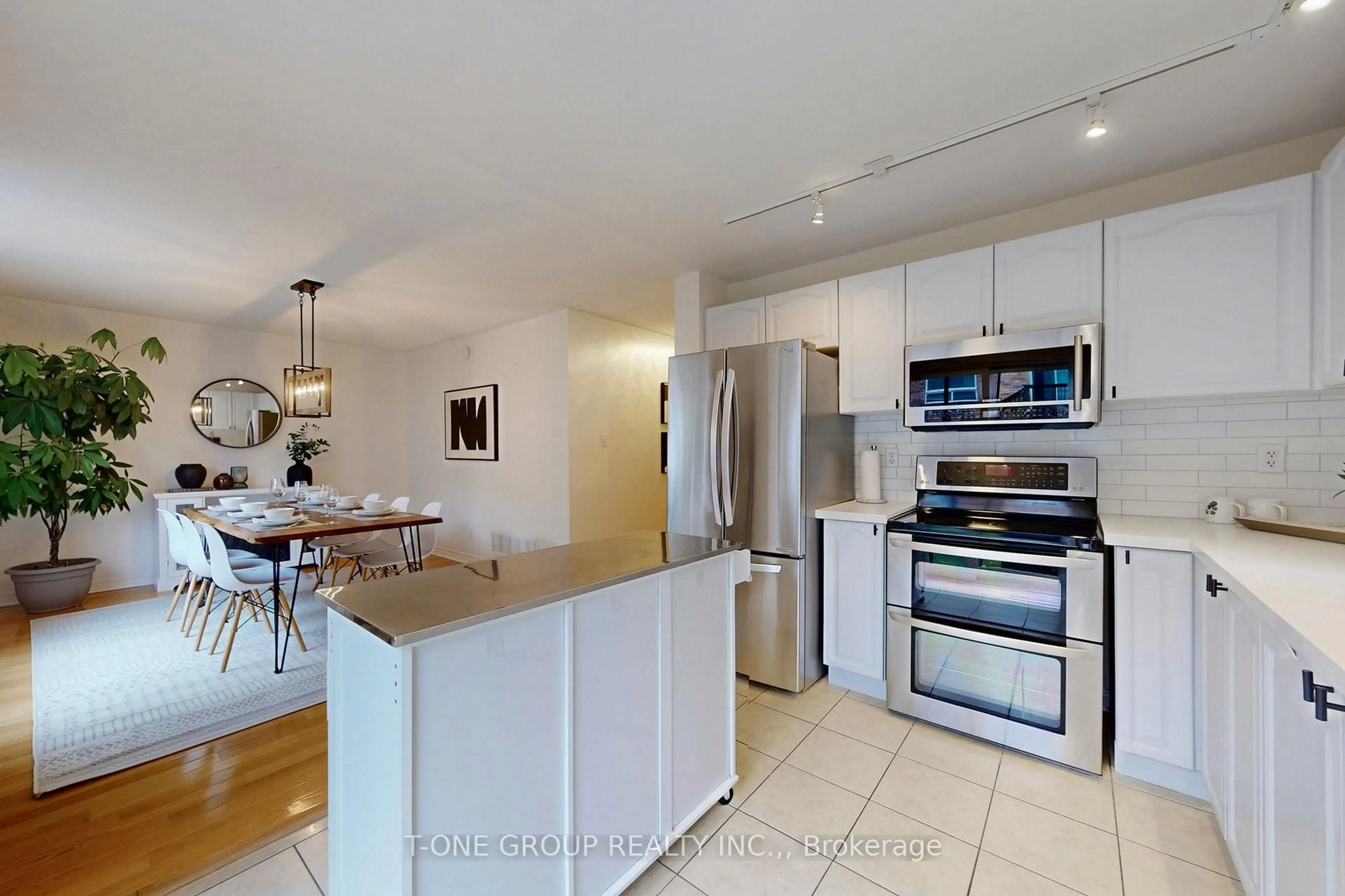 Open concept kitchen, unknown for 115 Alfred Smith Way, Newmarket Ontario L3X 3B8