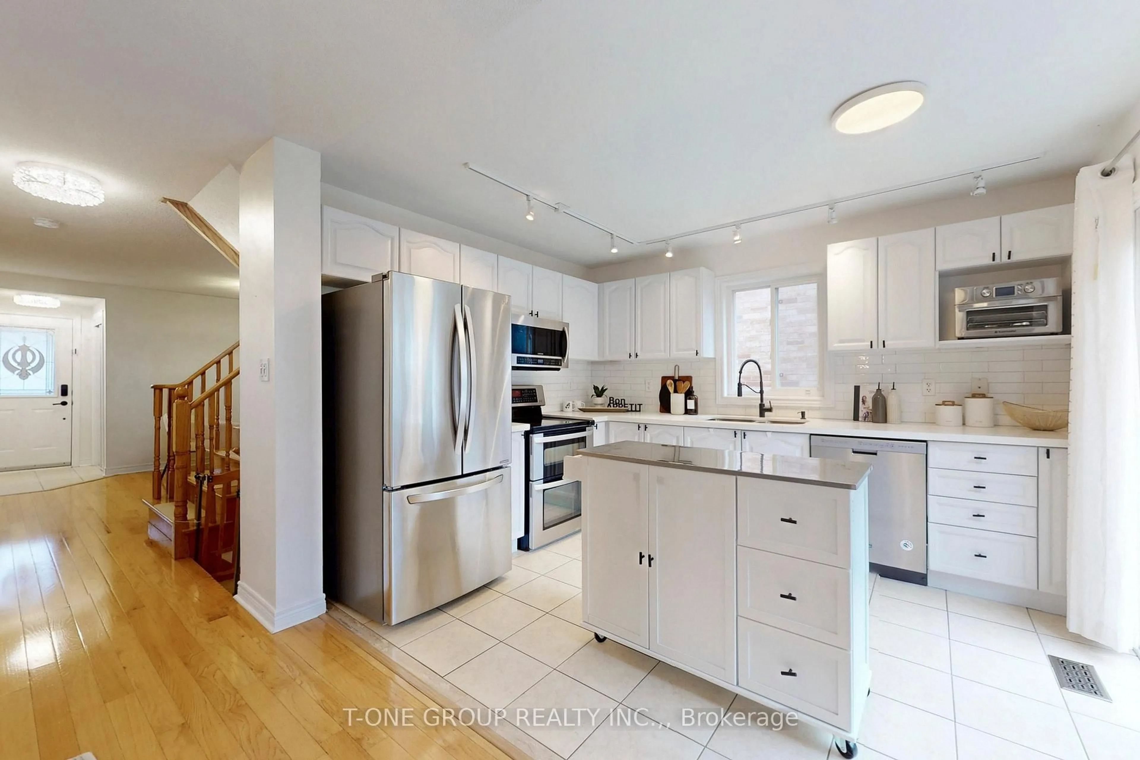 Open concept kitchen, ceramic/tile floor for 115 Alfred Smith Way, Newmarket Ontario L3X 3B8