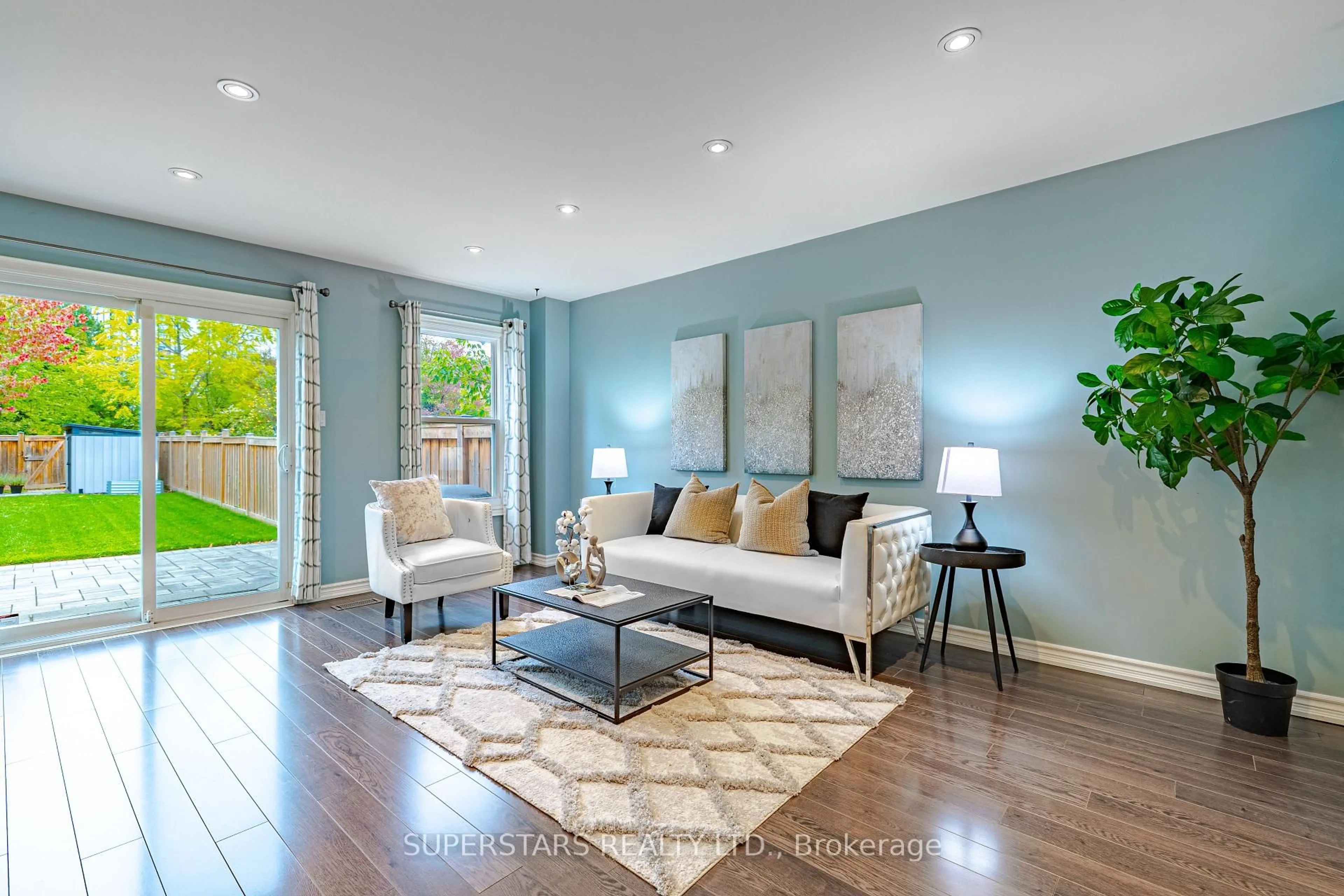 Living room with furniture, wood/laminate floor for 7 Steepleview Cres, Richmond Hill Ontario L4C 9R1