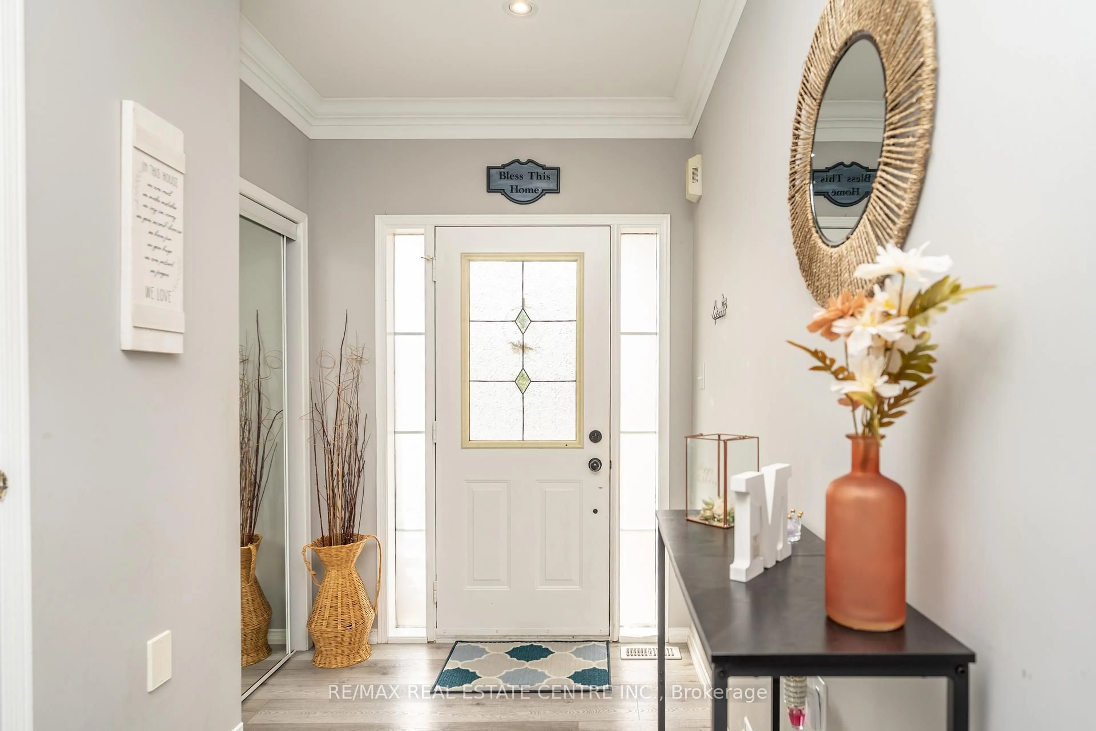 Indoor entryway for 96 Henderson Cres, New Tecumseth Ontario L9R 1Y5