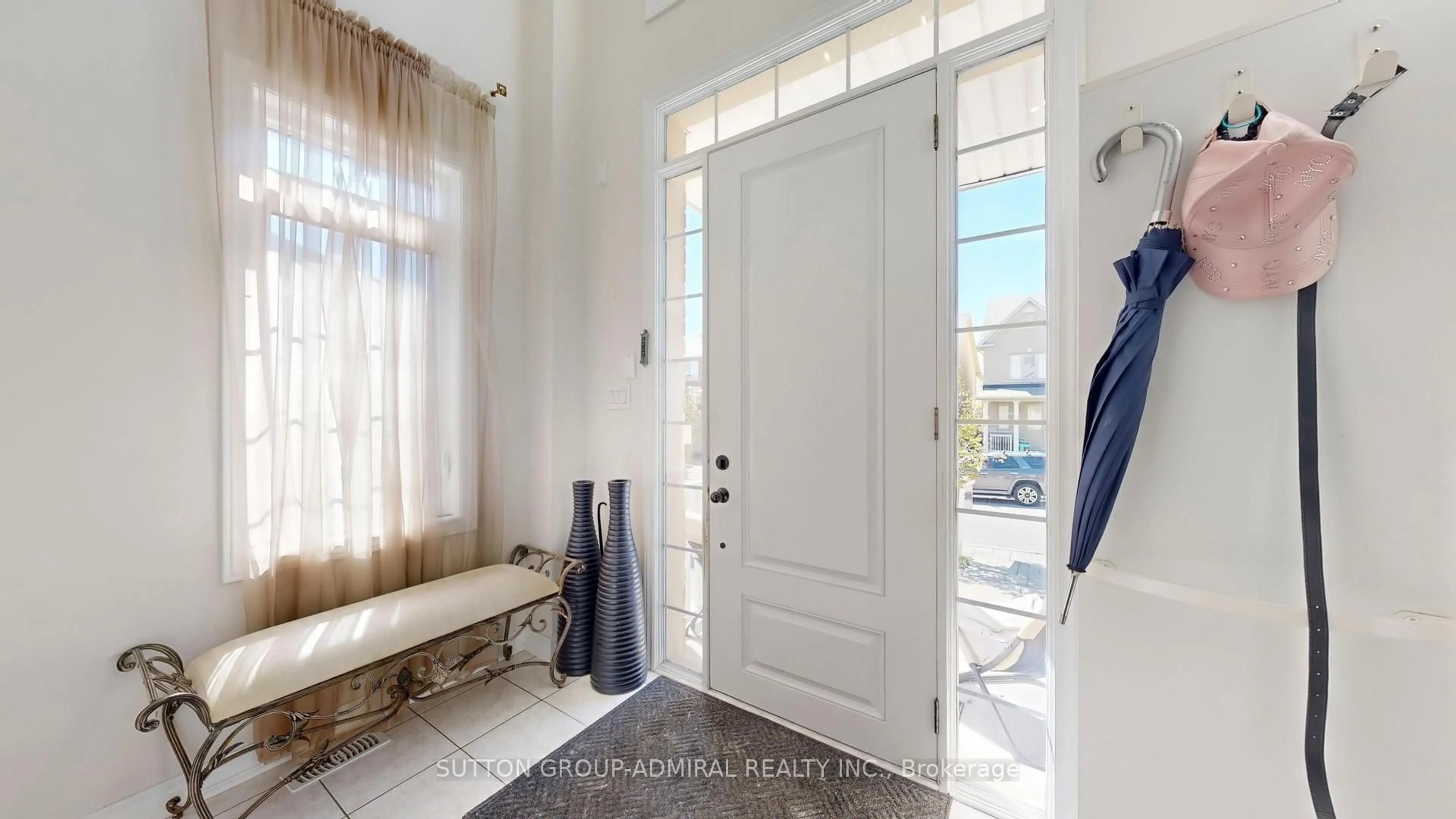 Indoor entryway for 27 Givon St, Vaughan Ontario L6A 0W2