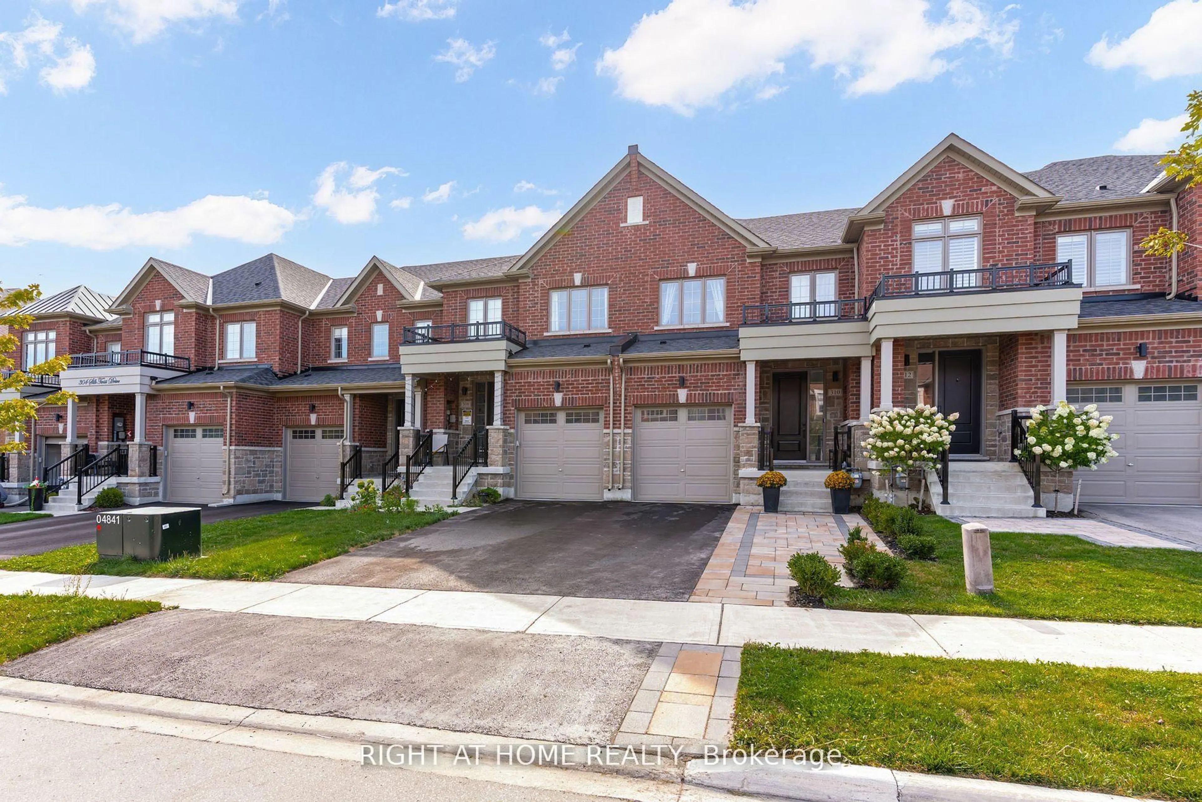 Home with brick exterior material, street for 310 Silk Twist Dr, East Gwillimbury Ontario L9N 0V4